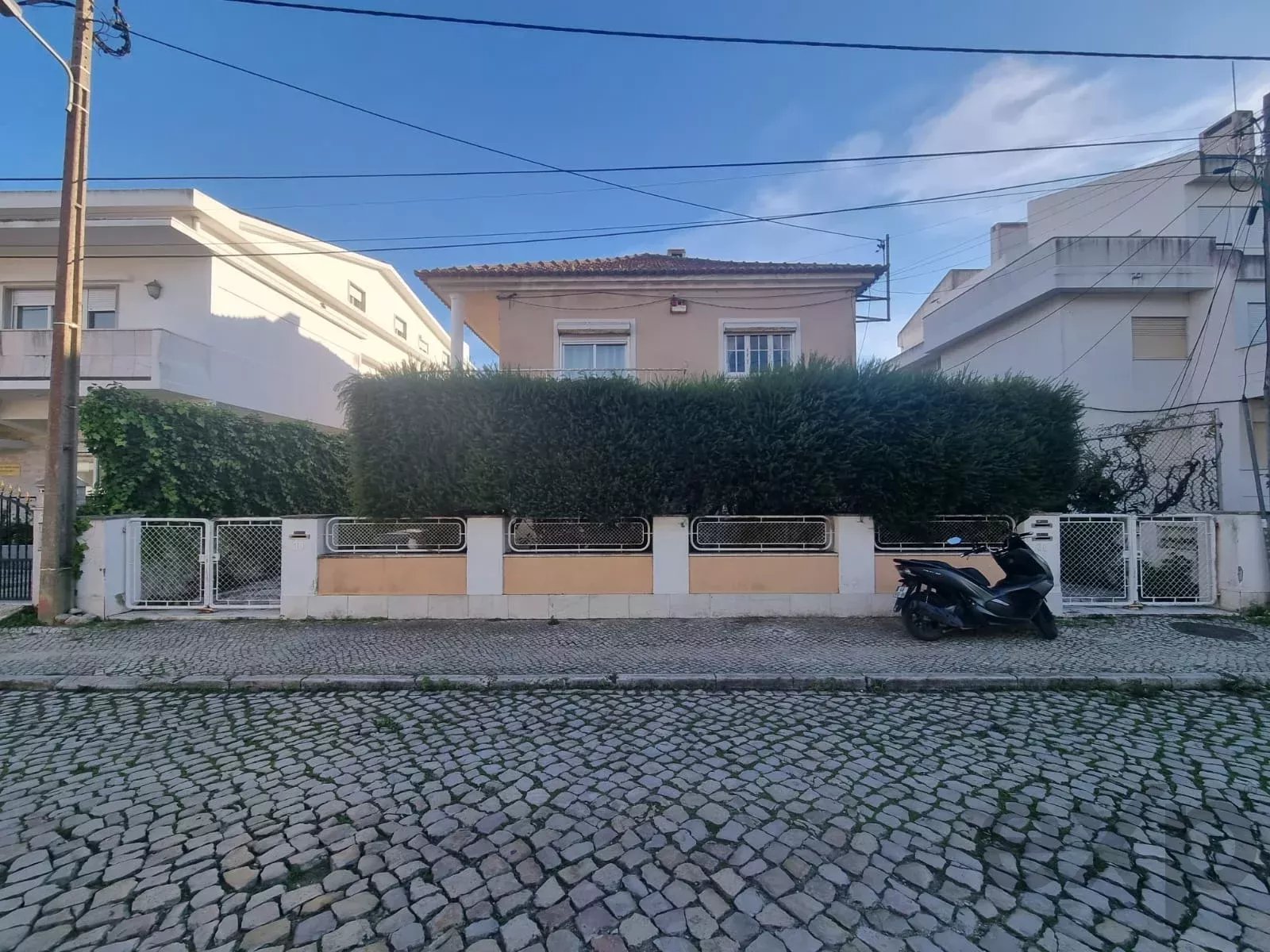 Prédio / Moradia com 3 apartamentos T2, com Terraço e Jardim na Costa da Caparica