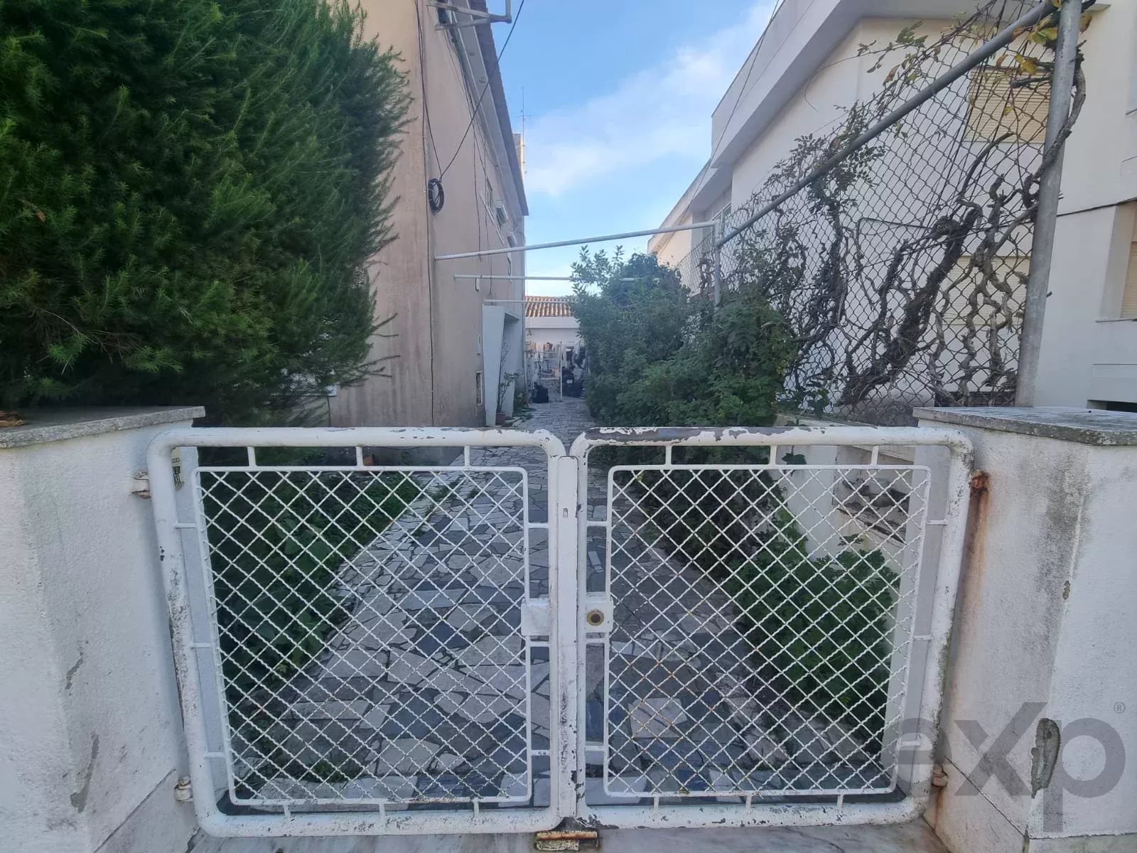Prédio / Moradia com 3 apartamentos T2, com Terraço e Jardim na Costa da Caparica