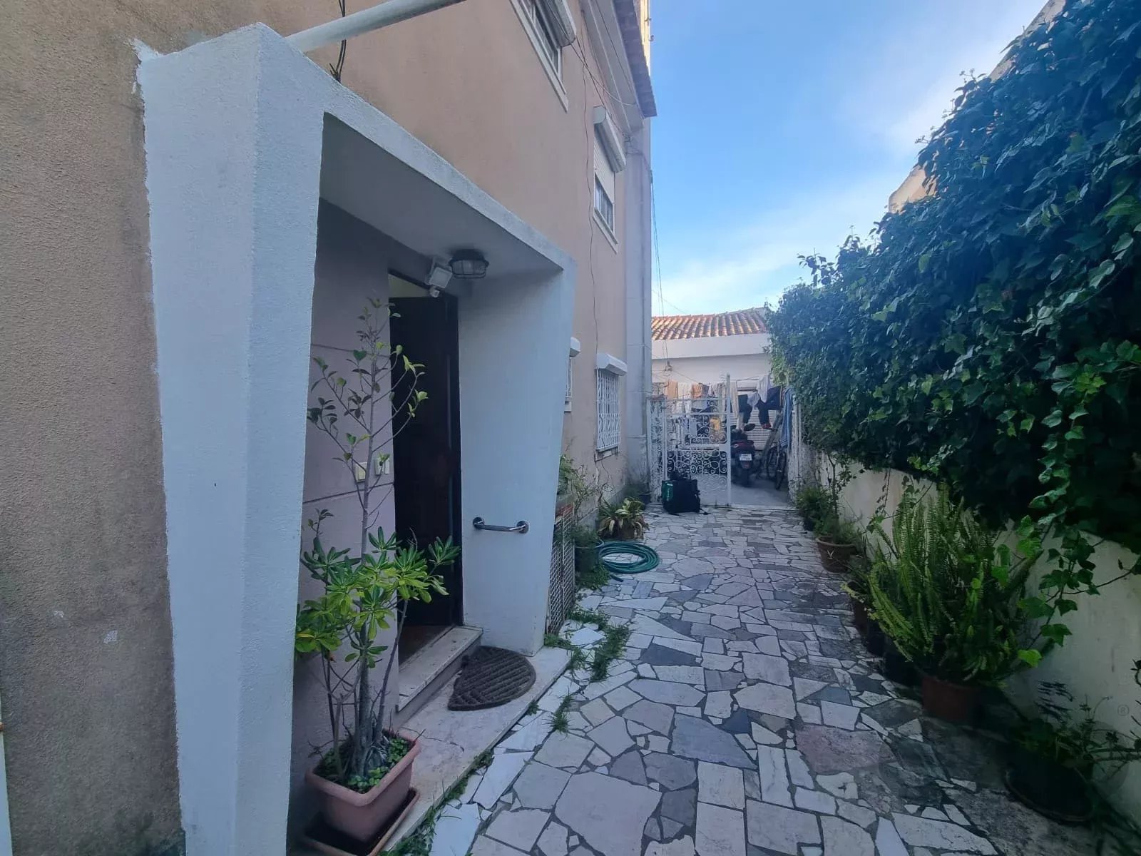 Prédio / Moradia com 3 apartamentos T2, com Terraço e Jardim na Costa da Caparica