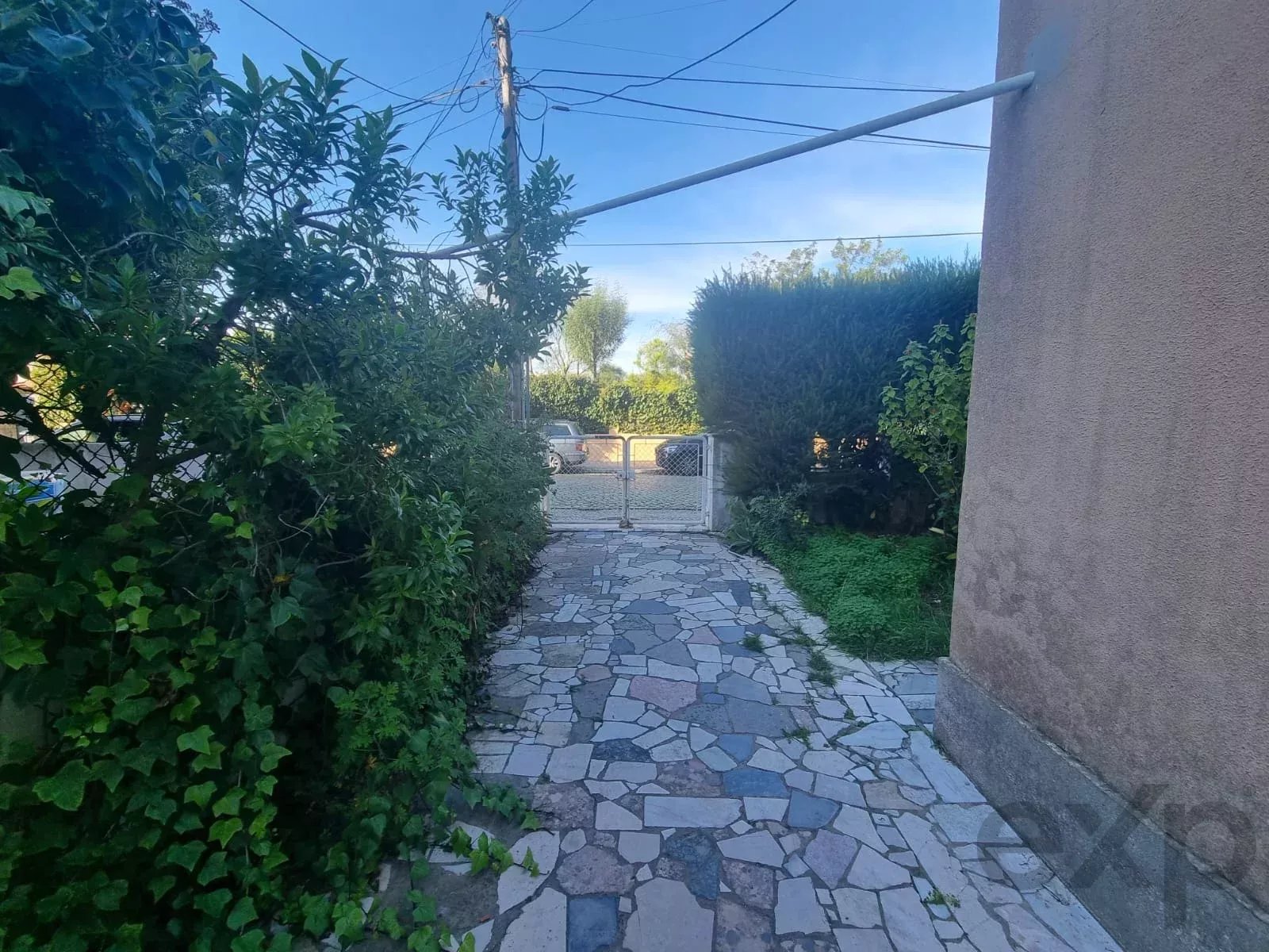 Prédio / Moradia com 3 apartamentos T2, com Terraço e Jardim na Costa da Caparica