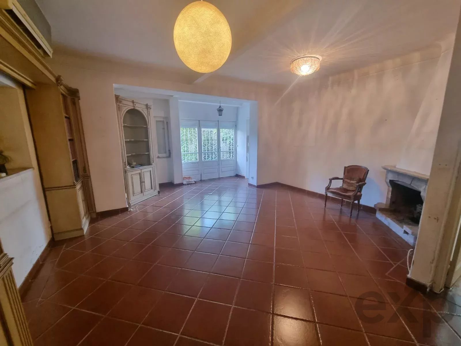 Prédio / Moradia com 3 apartamentos T2, com Terraço e Jardim na Costa da Caparica