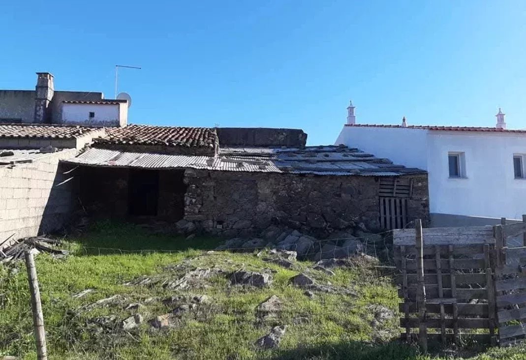 Duas ruínas com terreno perto de Salir - Loulé