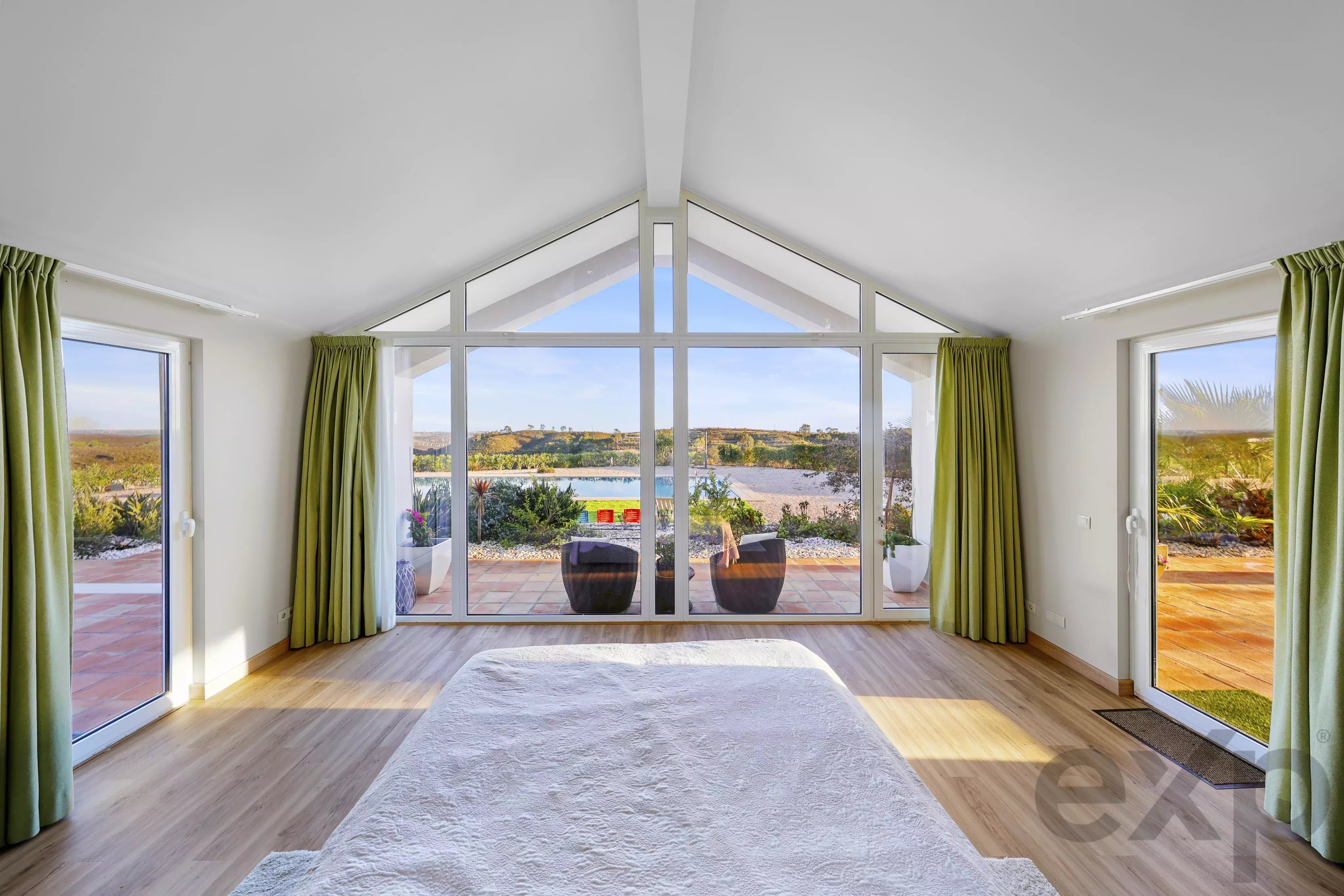 Estate spanning 18.9 hectares, featuring a luxury villa with swimming pool and lake. 86652484 image 19