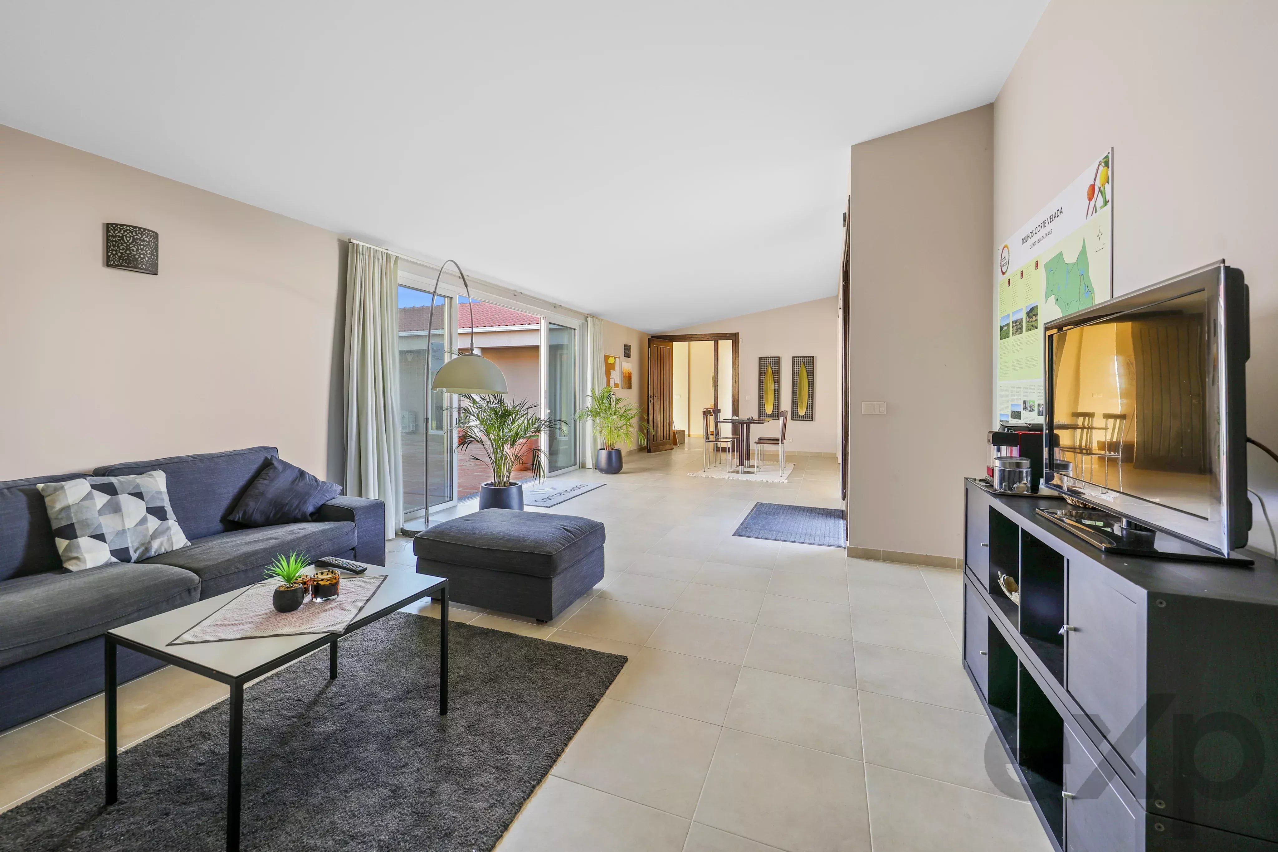 Herdade com 18.9 Hectares com Villa de Luxo com Piscina e Lagoa