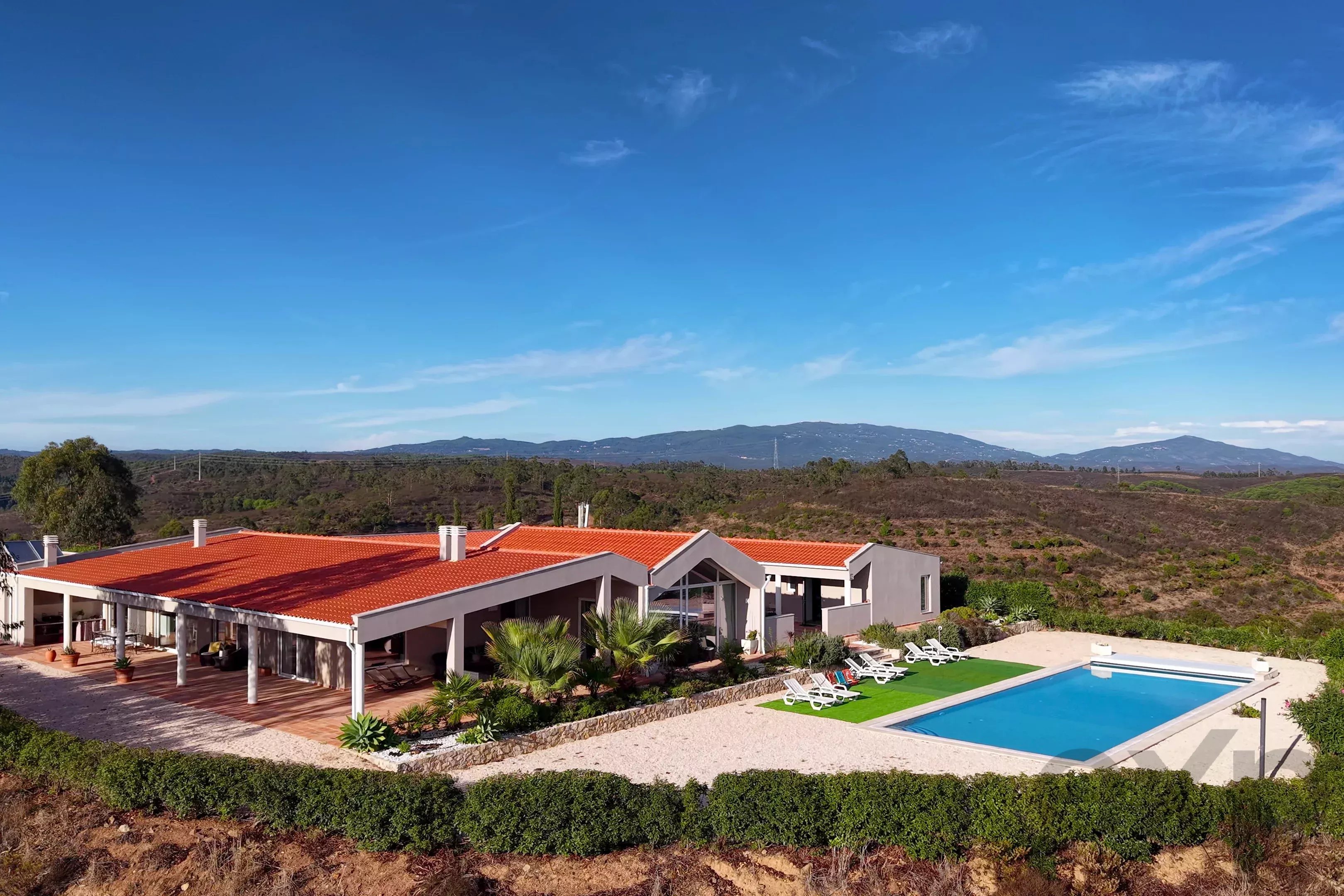 Herdade com 18.9 Hectares com Villa de Luxo com Piscina e Lagoa