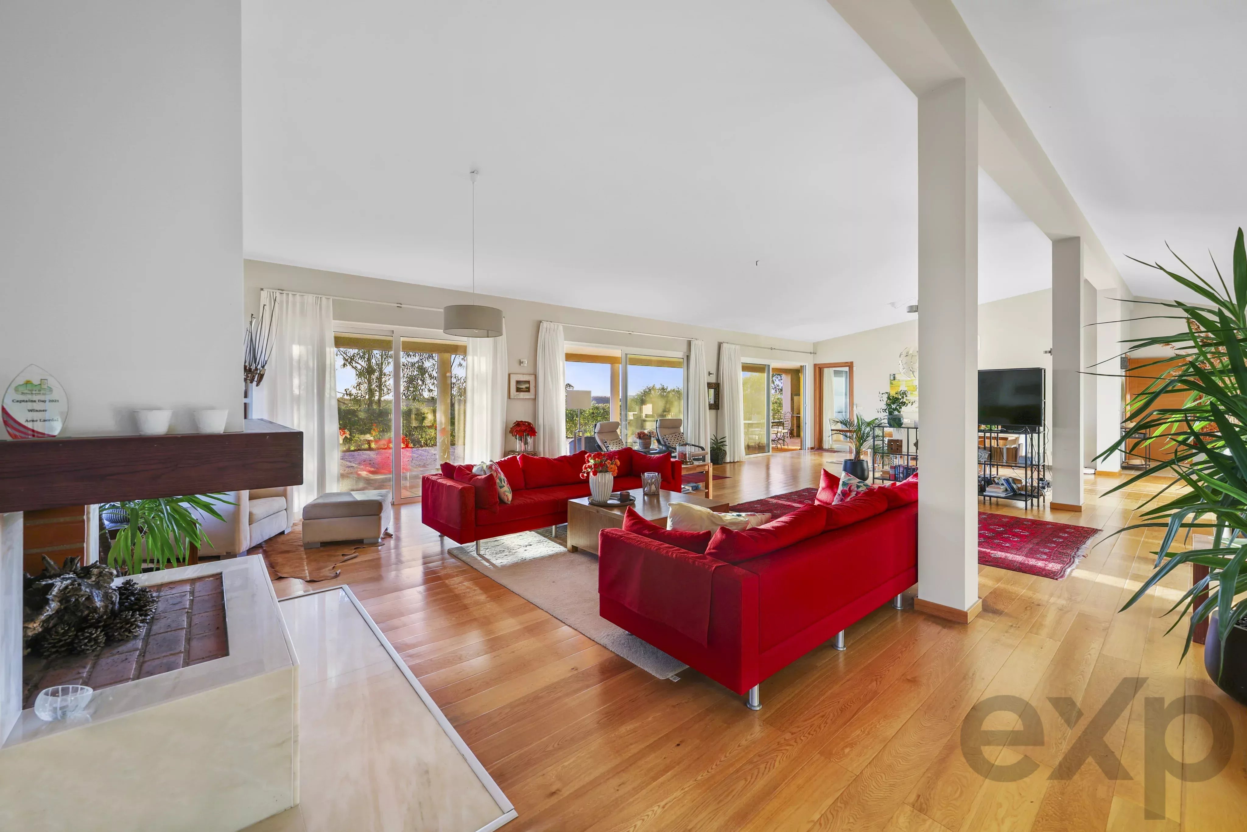 Estate spanning 18.9 hectares, featuring a luxury villa with swimming pool and lake. 86652484 image 24