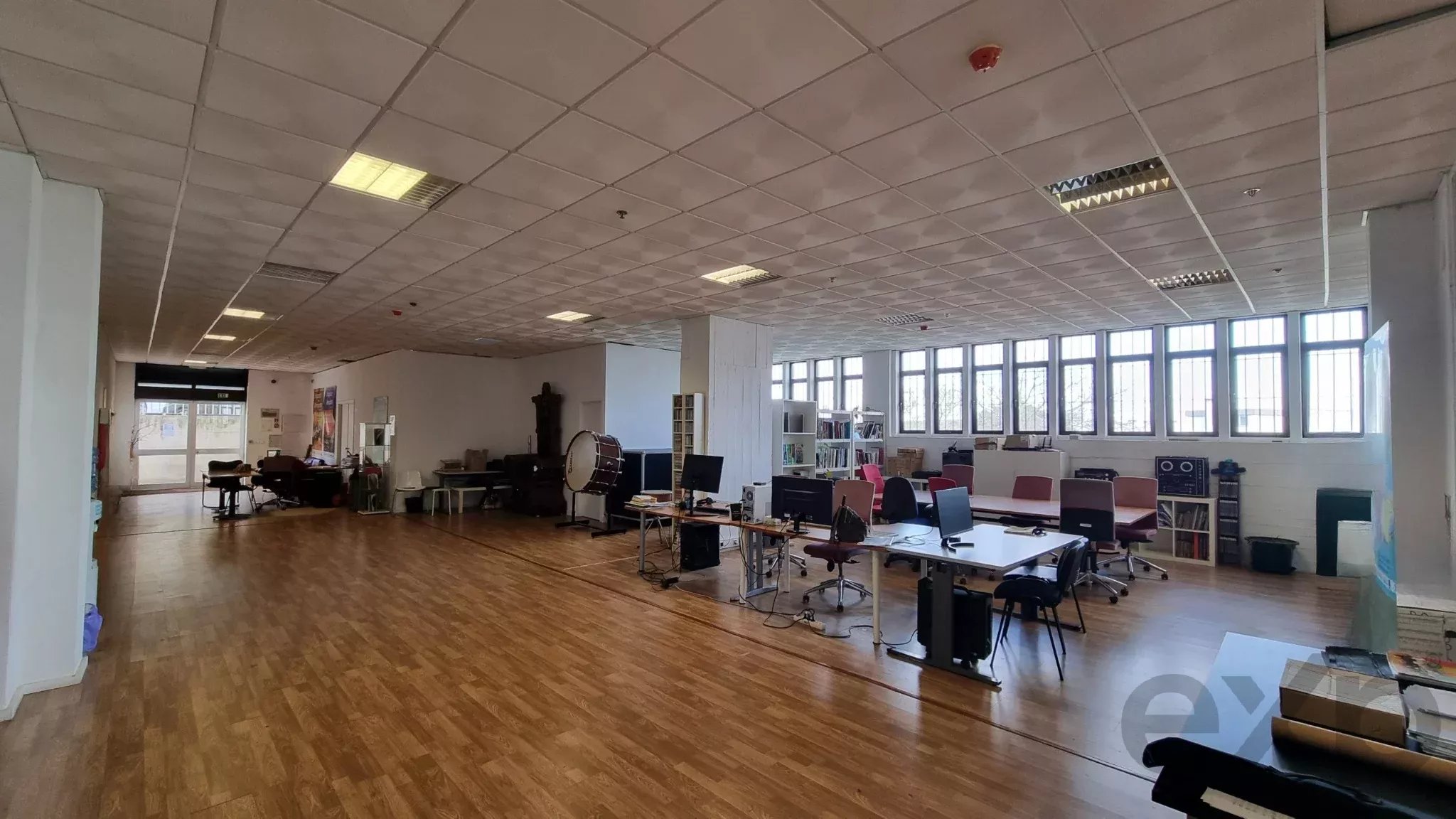 Espaço com Licença de Serviços, Grande Área e Pé-Direito Alto – Ideal para Contact Center, Ginásio/Box ou Hub Tecnológico – Grande Lisboa