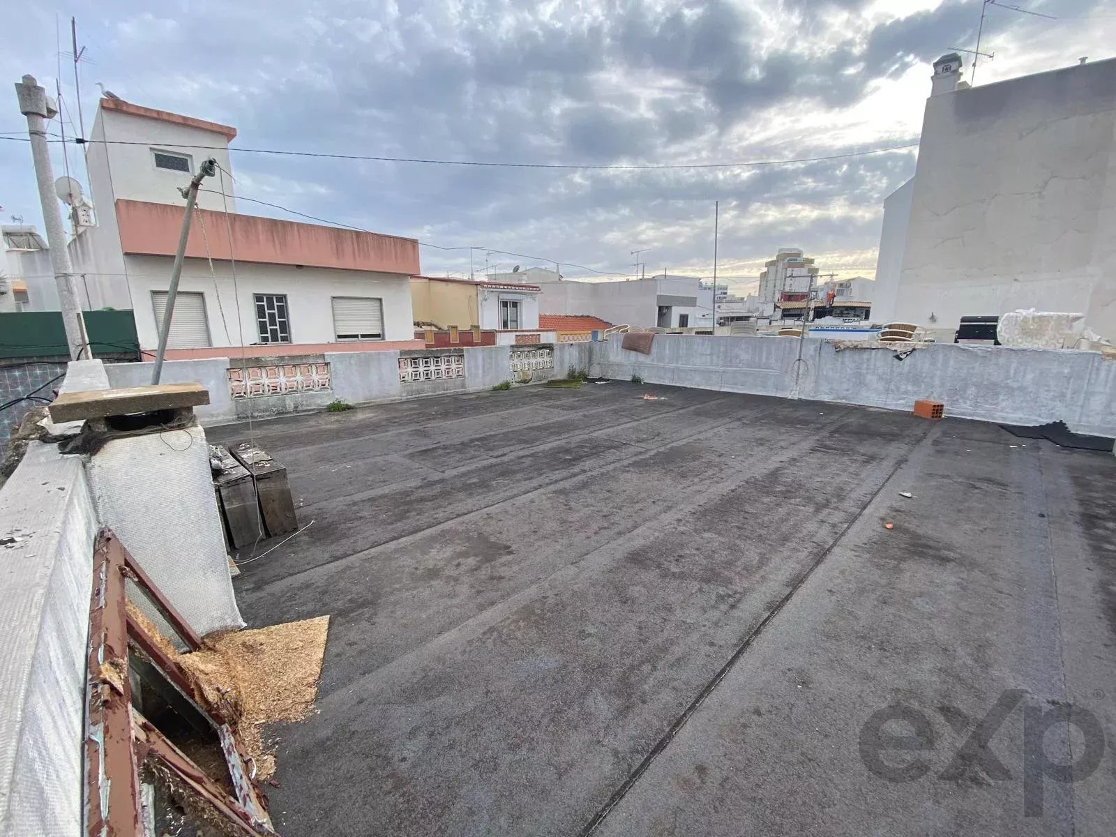Terreno Urbano com Ruína para Reabilitação – Elevado Potencial – Centro Histórico de Quarteira