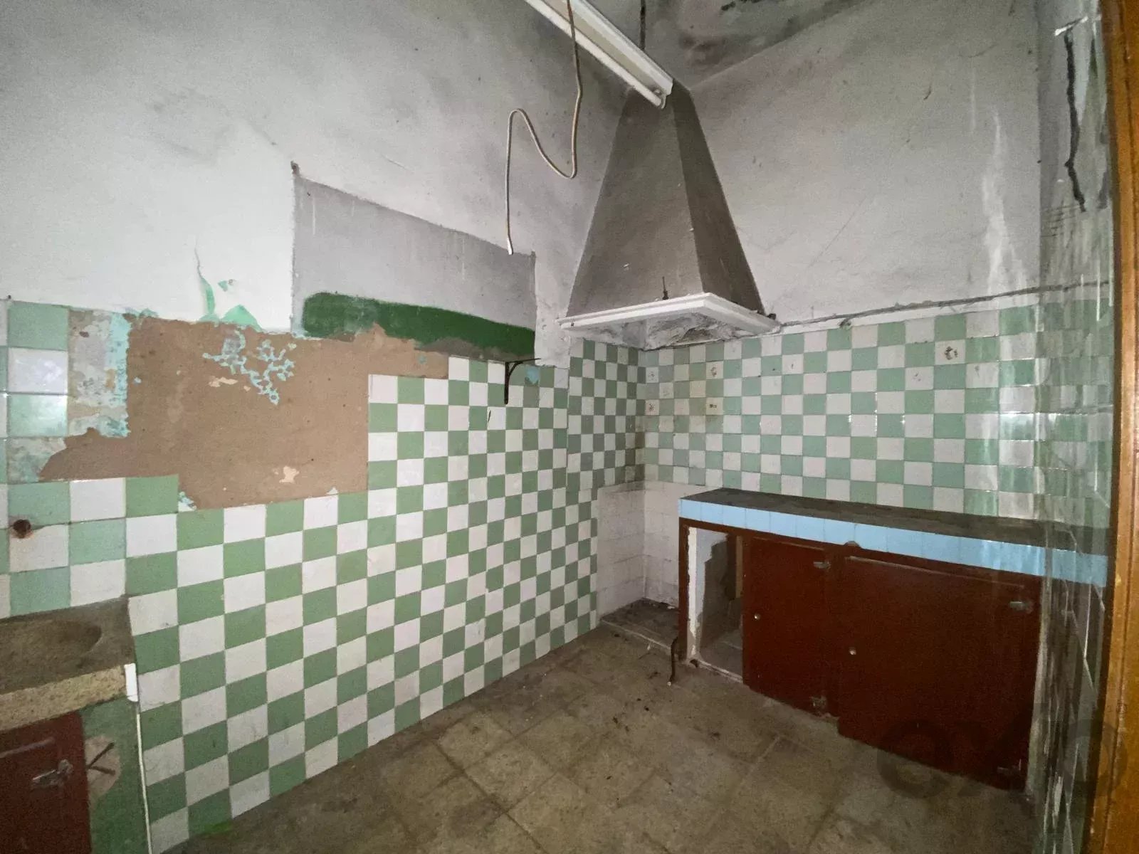 Terreno Urbano com Ruína para Reabilitação – Elevado Potencial – Centro Histórico de Quarteira