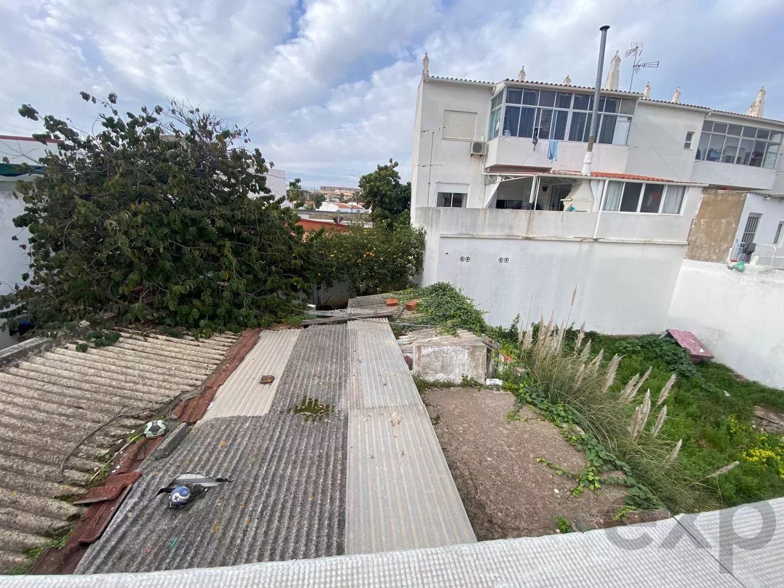 Terreno Urbano com Ruína para Reabilitação – Elevado Potencial – Centro Histórico de Quarteira
