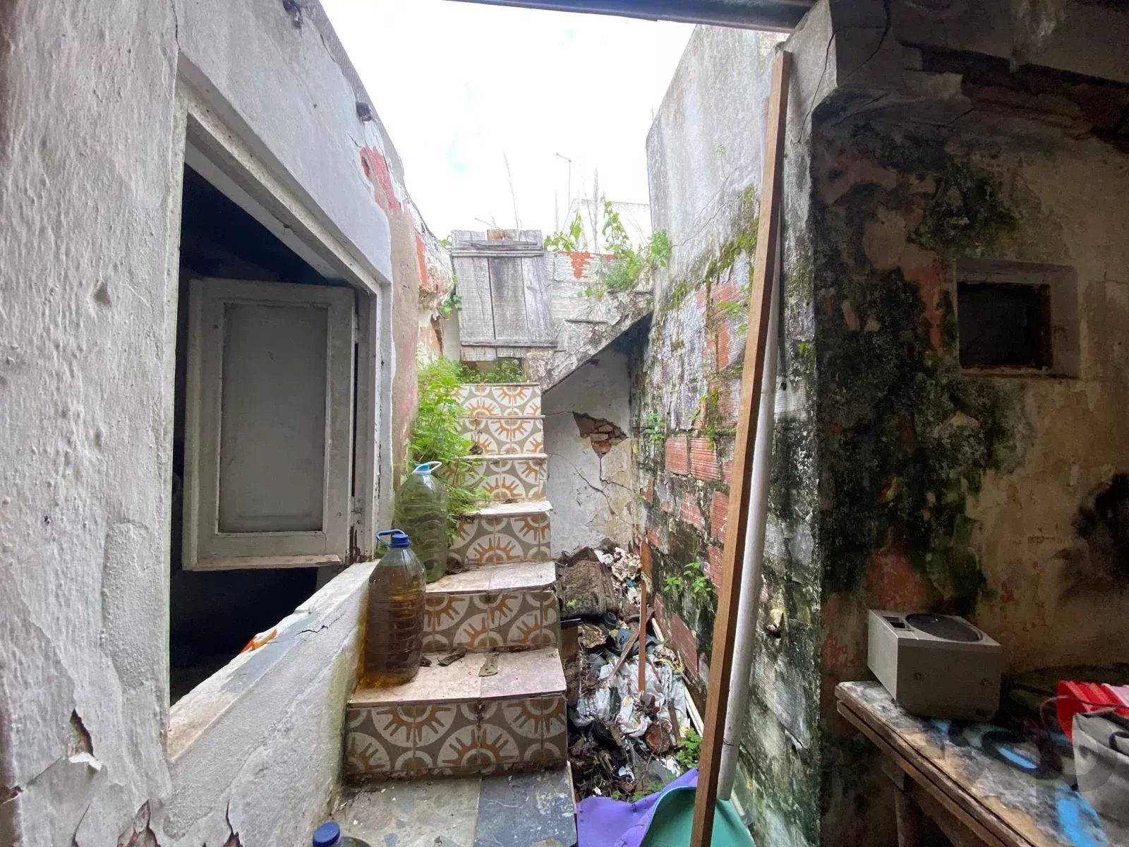Terreno Urbano com Ruína para Reabilitação – Elevado Potencial – Centro Histórico de Quarteira