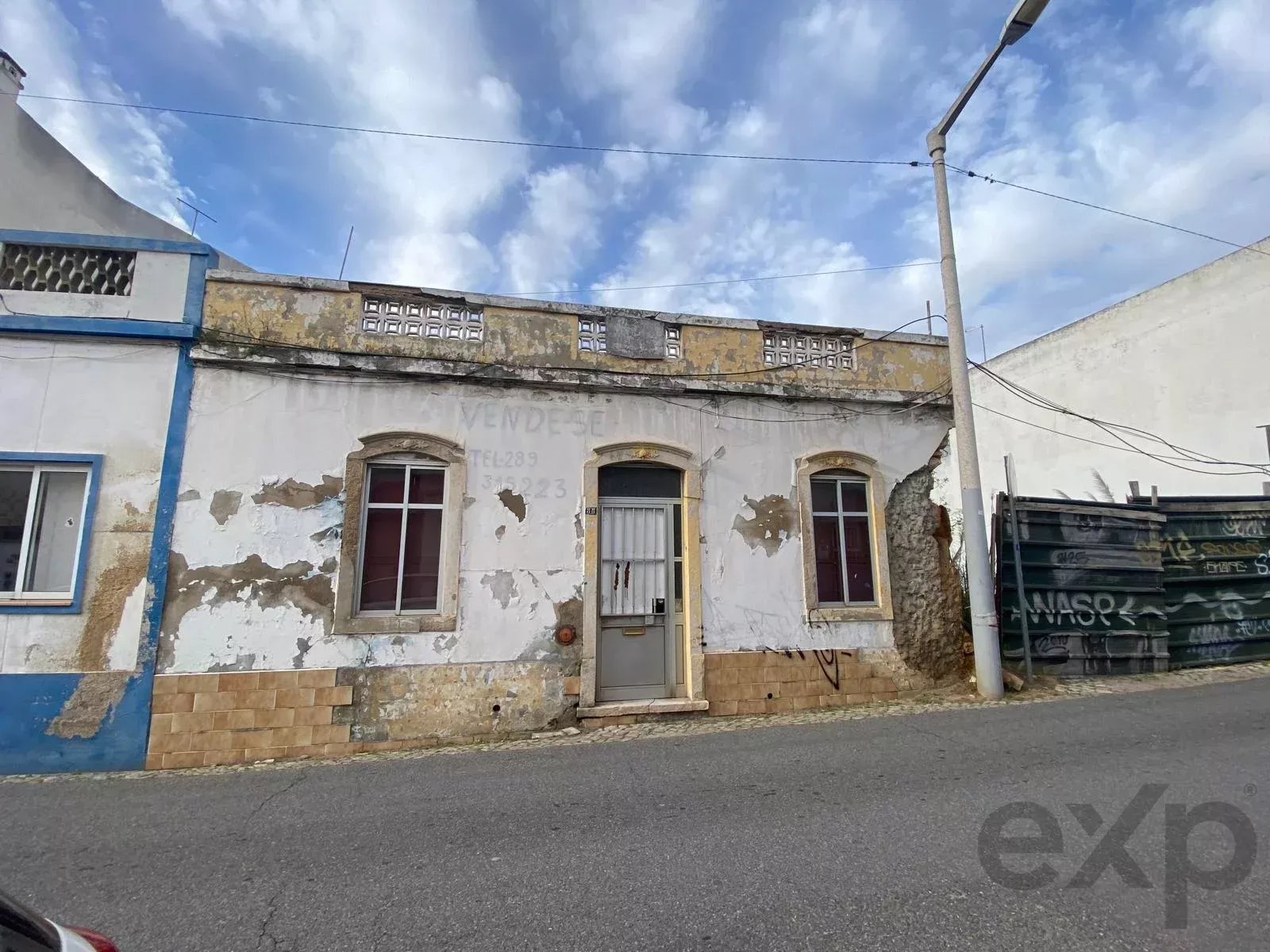 Urban land with ruin for rehabilitation – high potential – historic centre of Quarteira 86657580 image 1