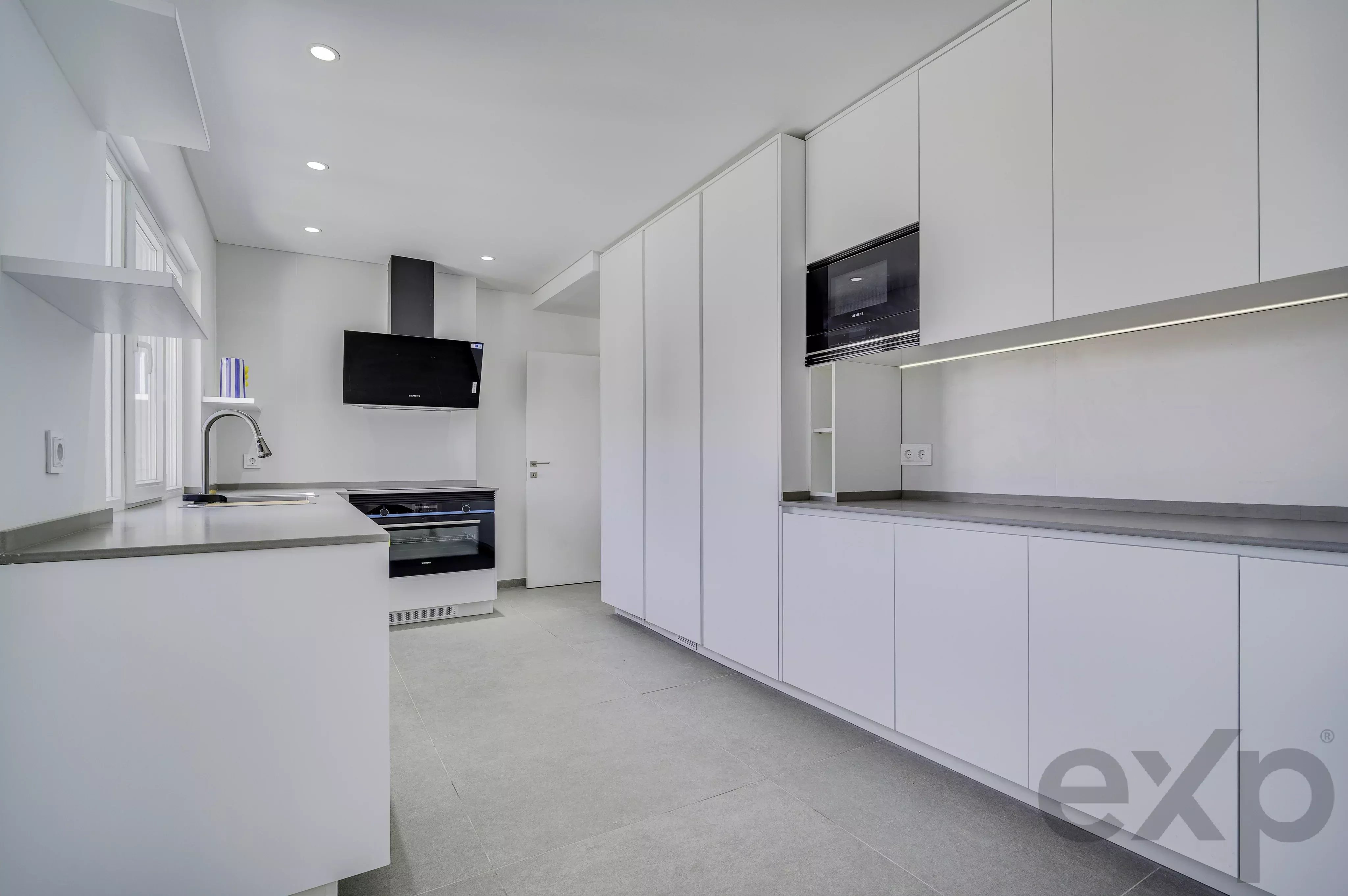 New penthouse, T4+1, total 220 m², 3 balconies and garage 86686469 image 5