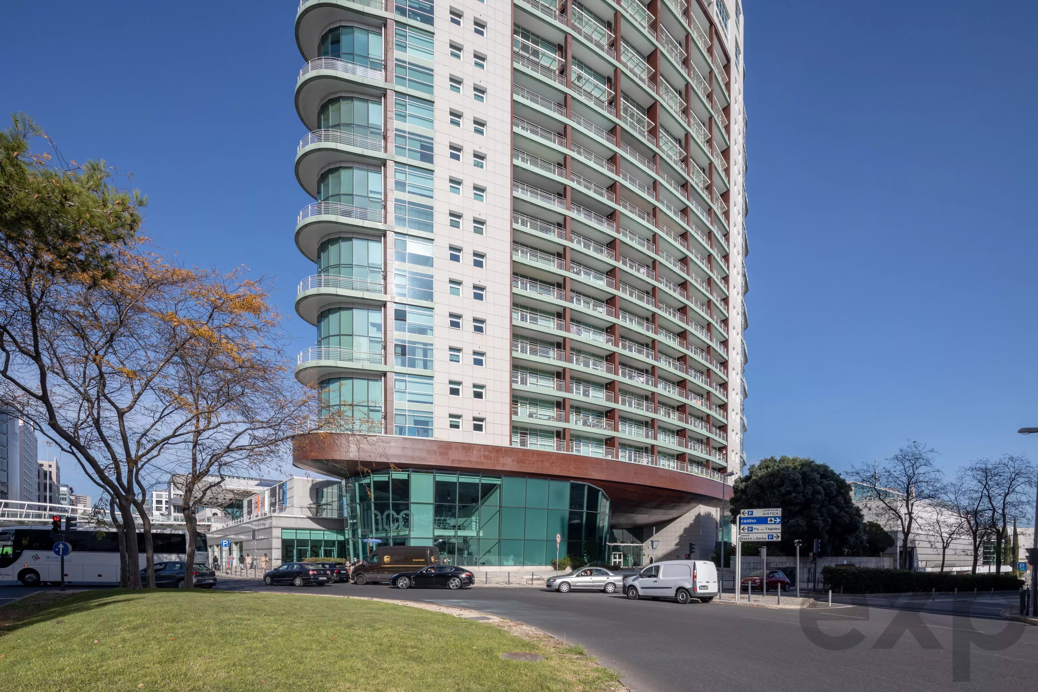 Arrenda T4 Duplex (3 Suites, 3 estacionamentos e arrecadação) na Torre São Gabriel, Parque das Nações (Expo Centro), Lisboa