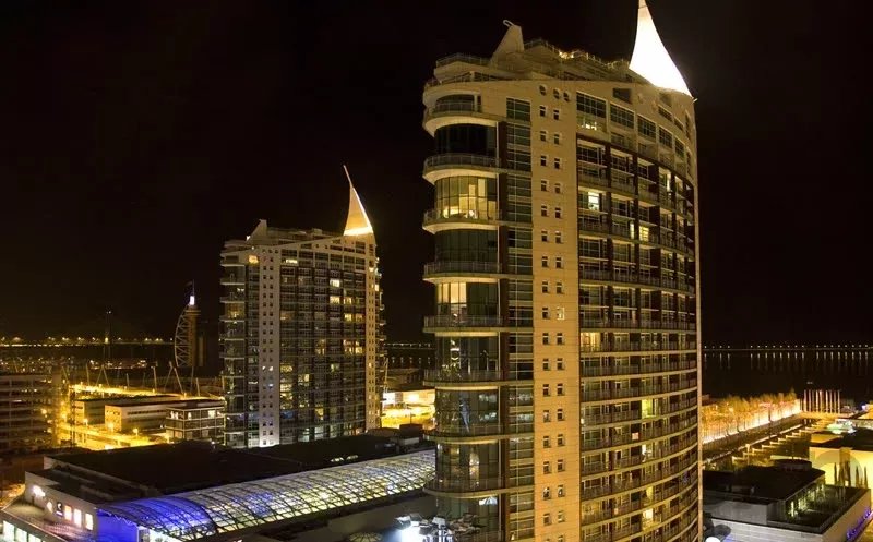 Arrenda T4 Duplex (3 Suites, 3 estacionamentos e arrecadação) na Torre São Gabriel, Parque das Nações (Expo Centro), Lisboa