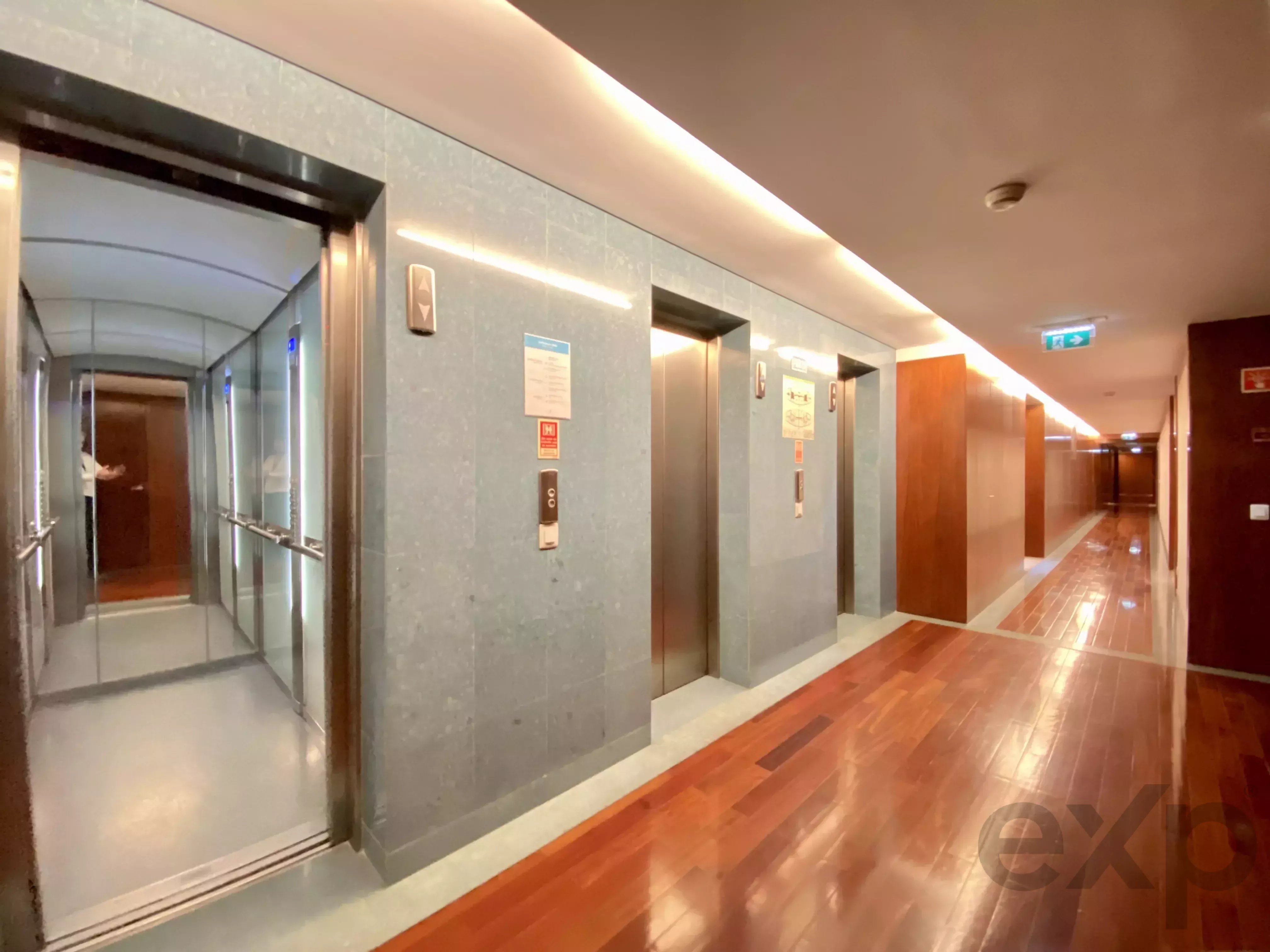 Arrenda T4 Duplex (3 Suites, 3 estacionamentos e arrecadação) na Torre São Gabriel, Parque das Nações (Expo Centro), Lisboa