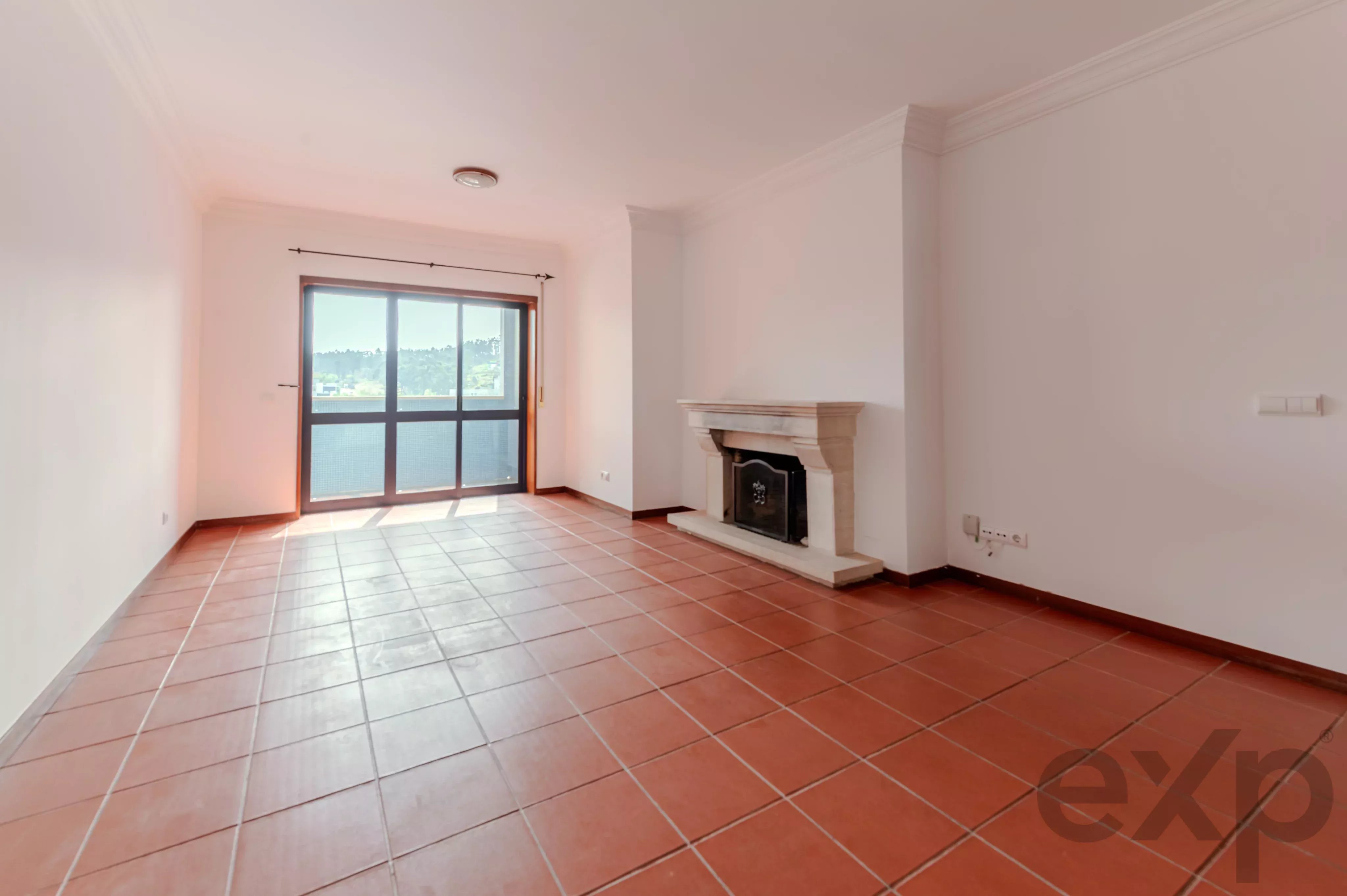 Apartamento T2  remodelado, varandas com vista desafogada, arqueamento