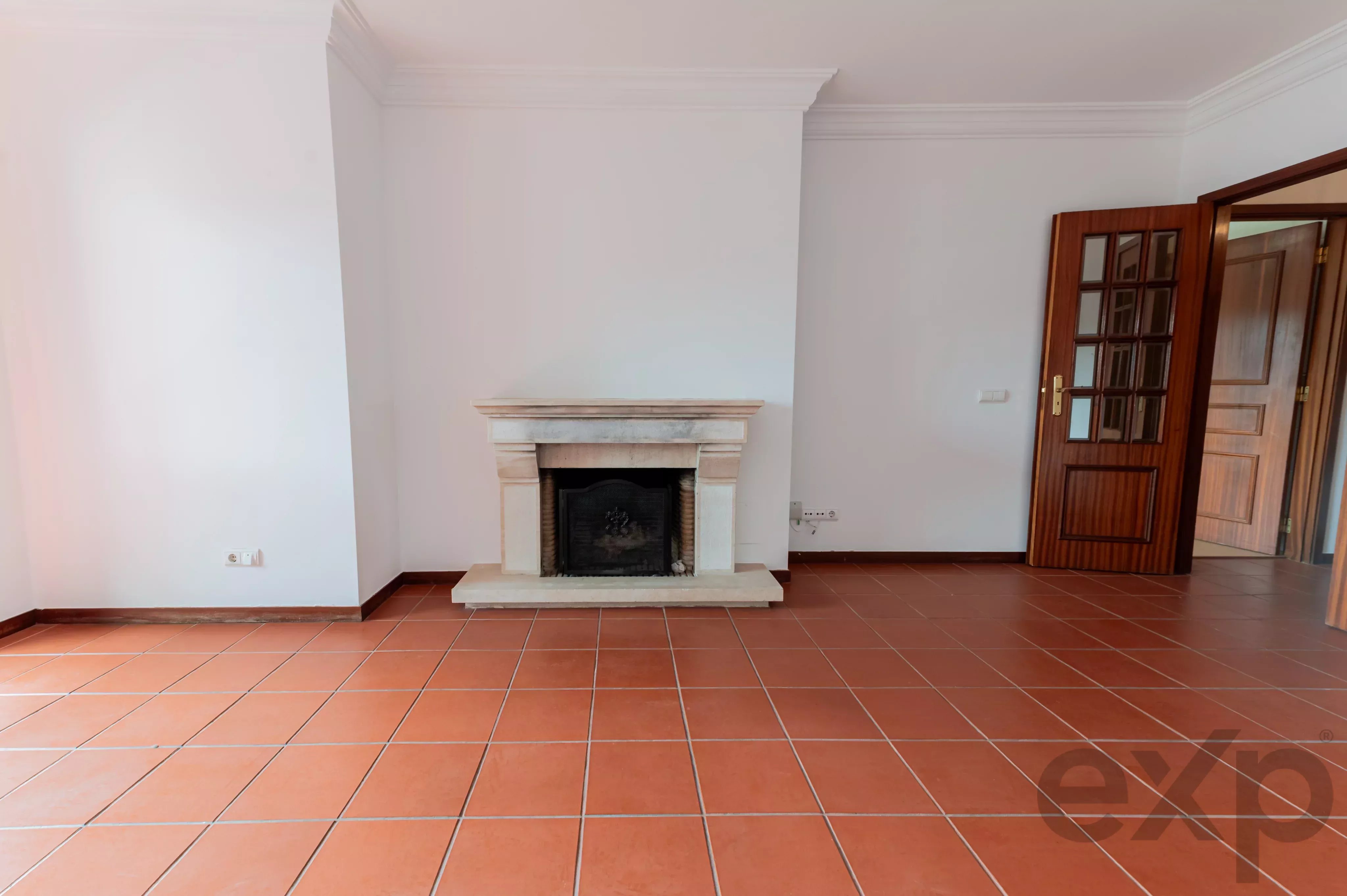 Apartamento T2  remodelado, varandas com vista desafogada, arqueamento