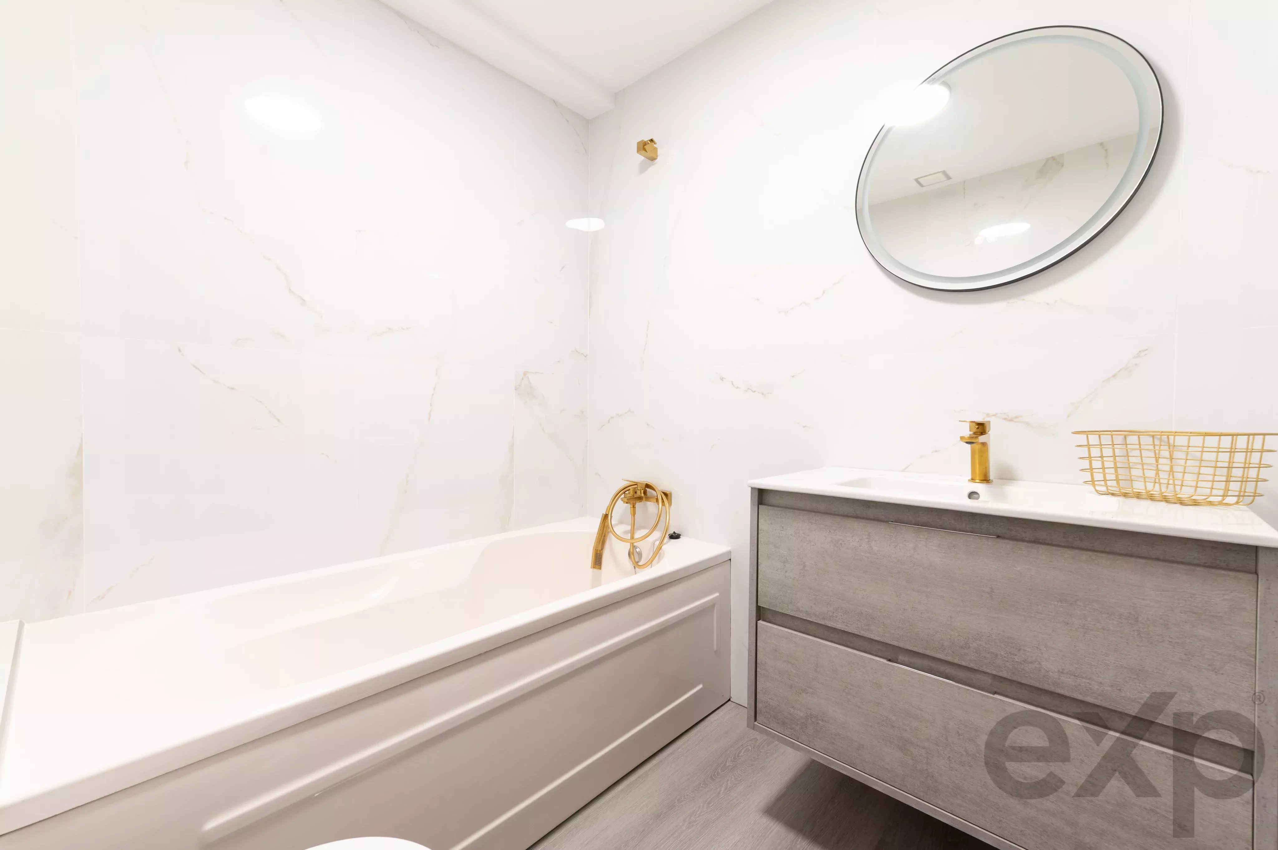 Apartamento T2  remodelado, varandas com vista desafogada, arqueamento