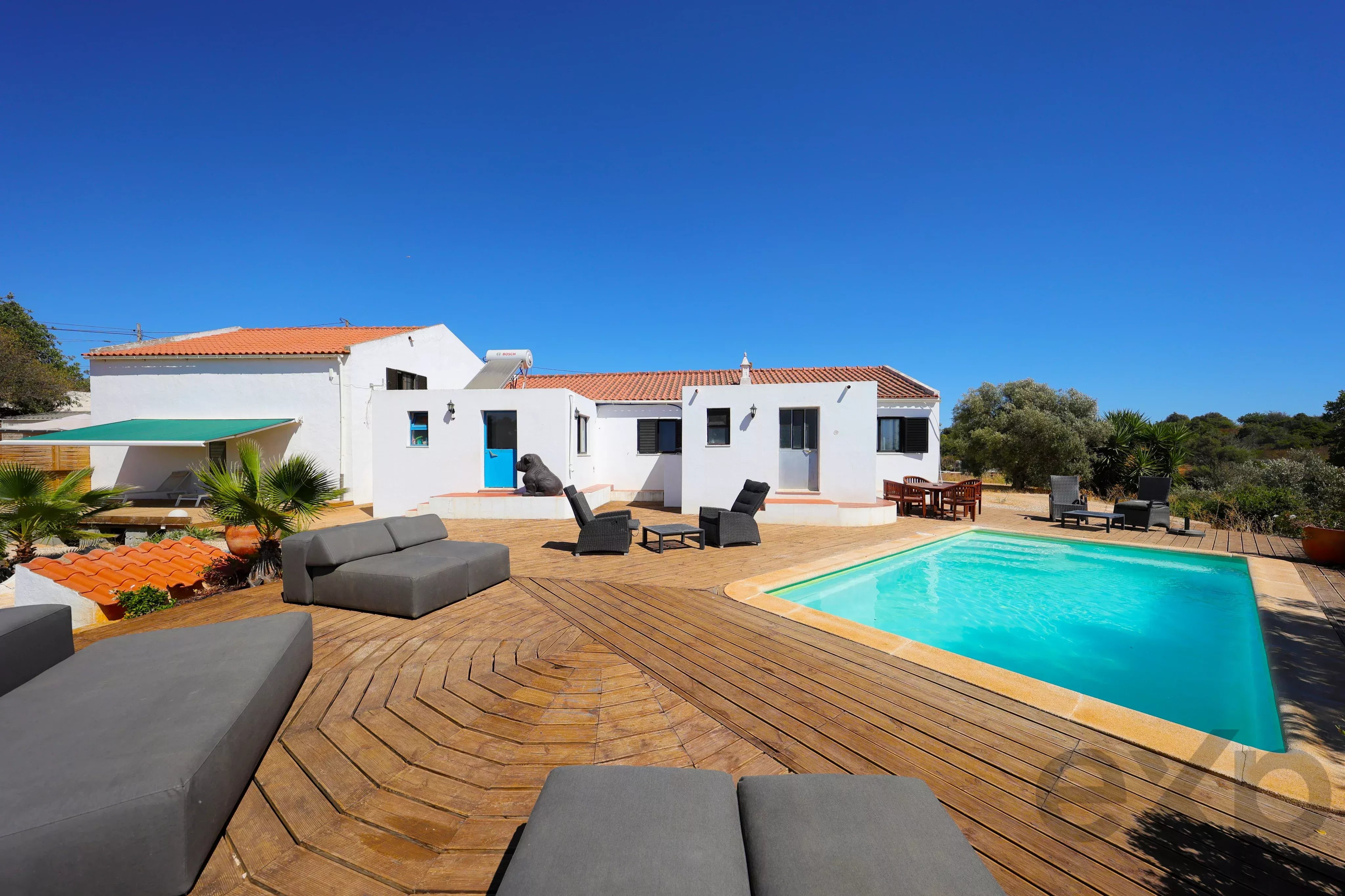 Típica Casa Algarvia com Estúdios, Piscina e Vista Serra.