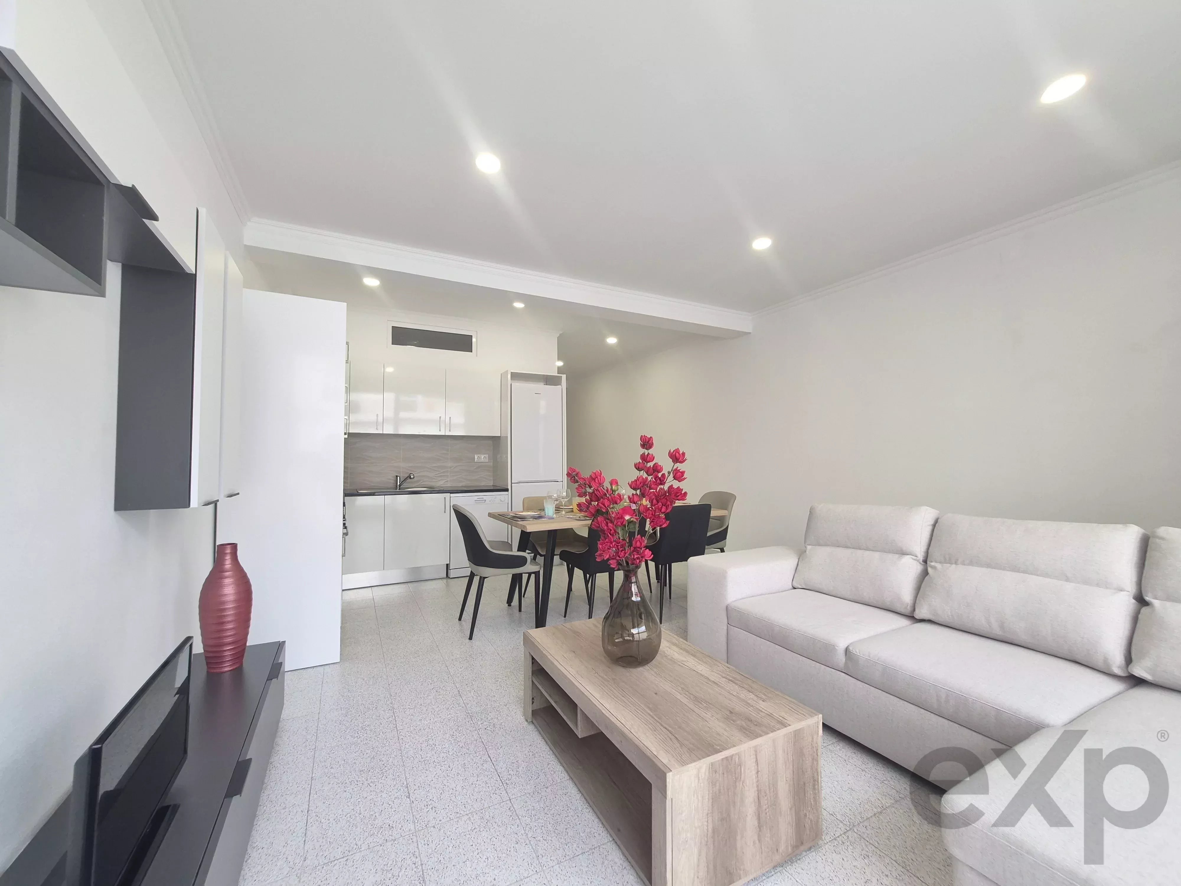 Grande Apartamento T0+1 renovado, mobilado. 86779072 image 1