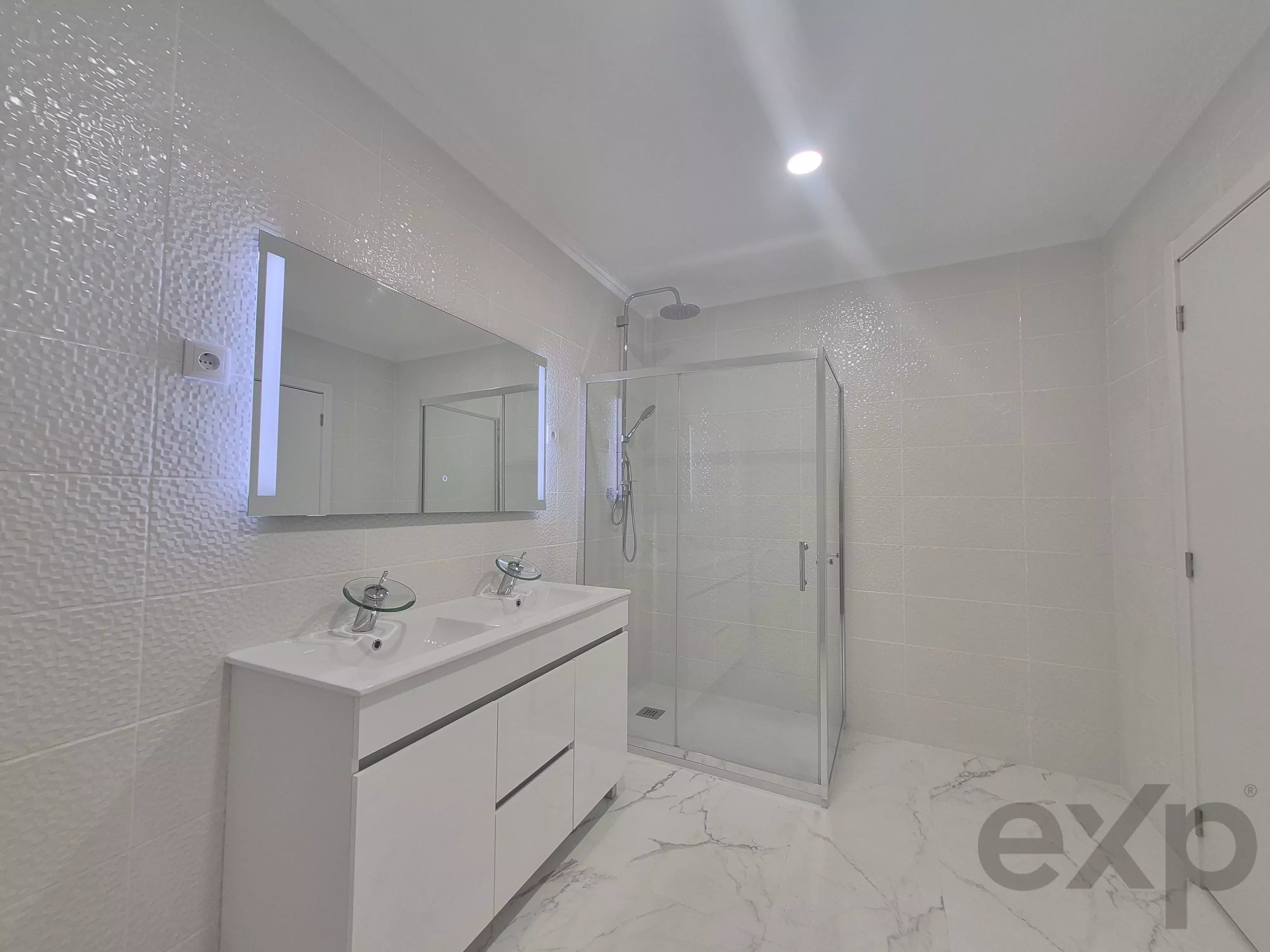 Grande Apartamento T0+1 renovado, mobilado. 86779072 image 13