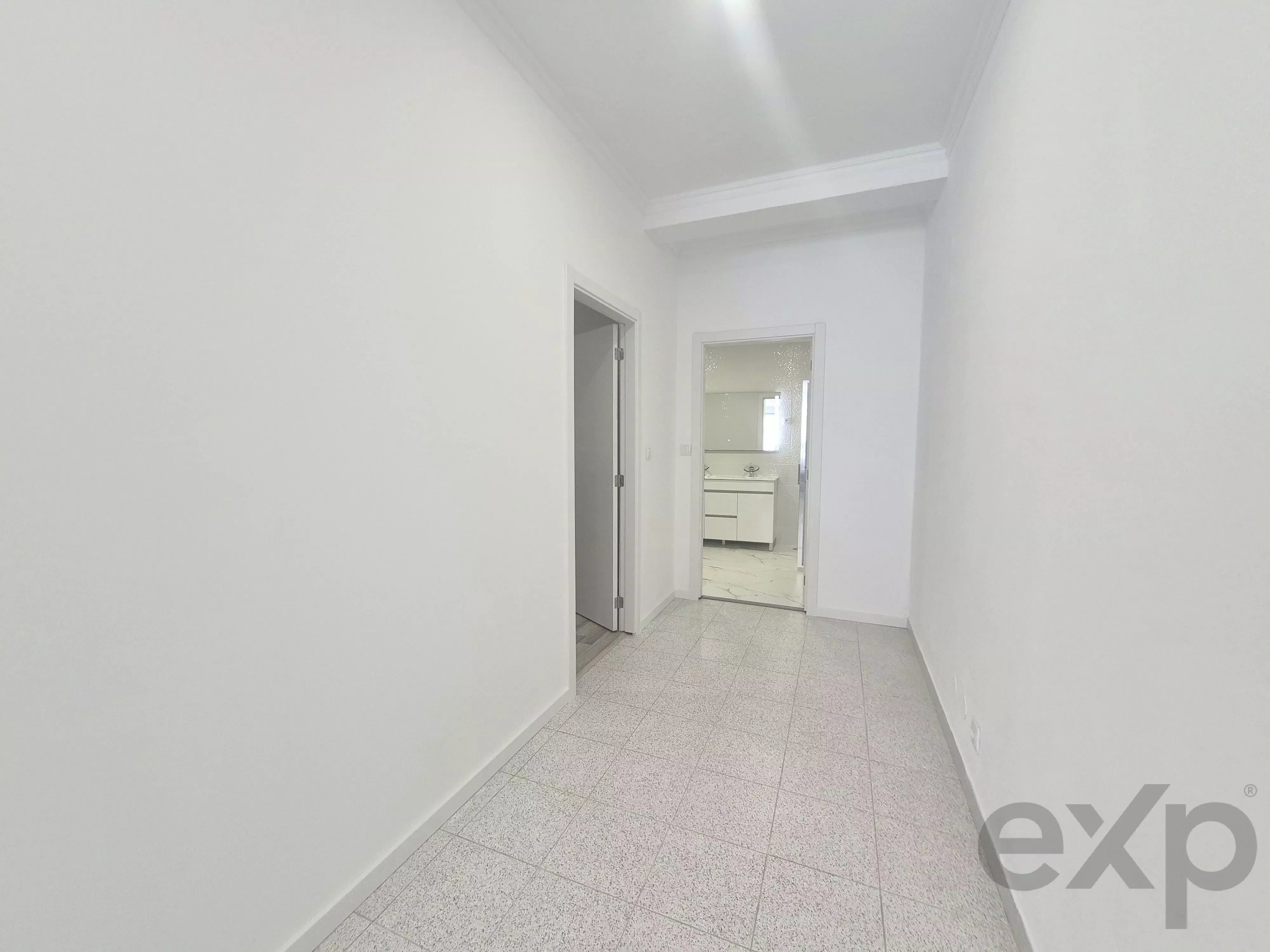 Grande Apartamento T0+1 renovado, mobilado. 86779072 image 10