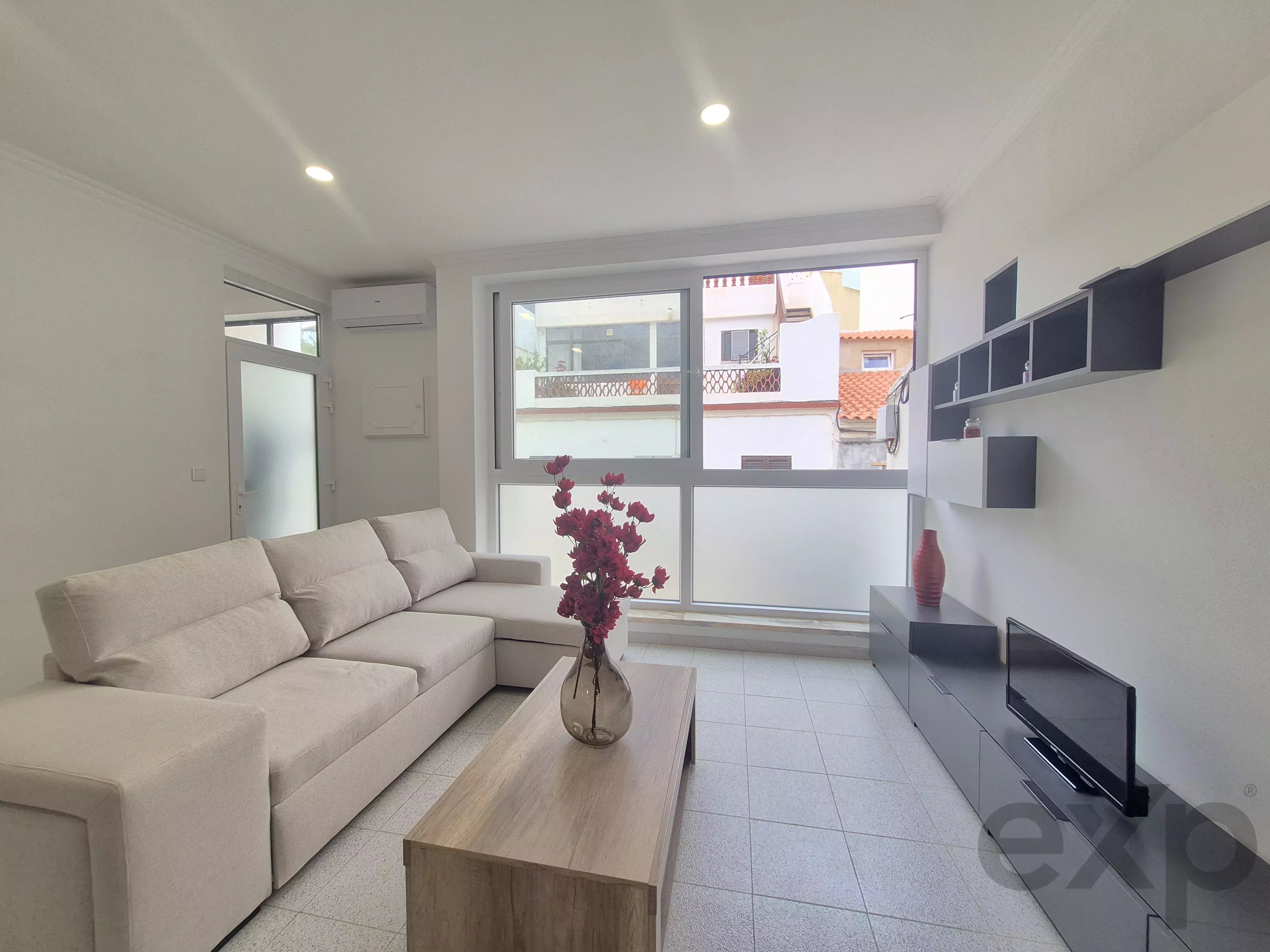Grande Apartamento T0+1 renovado, mobilado. 86779072 image 4