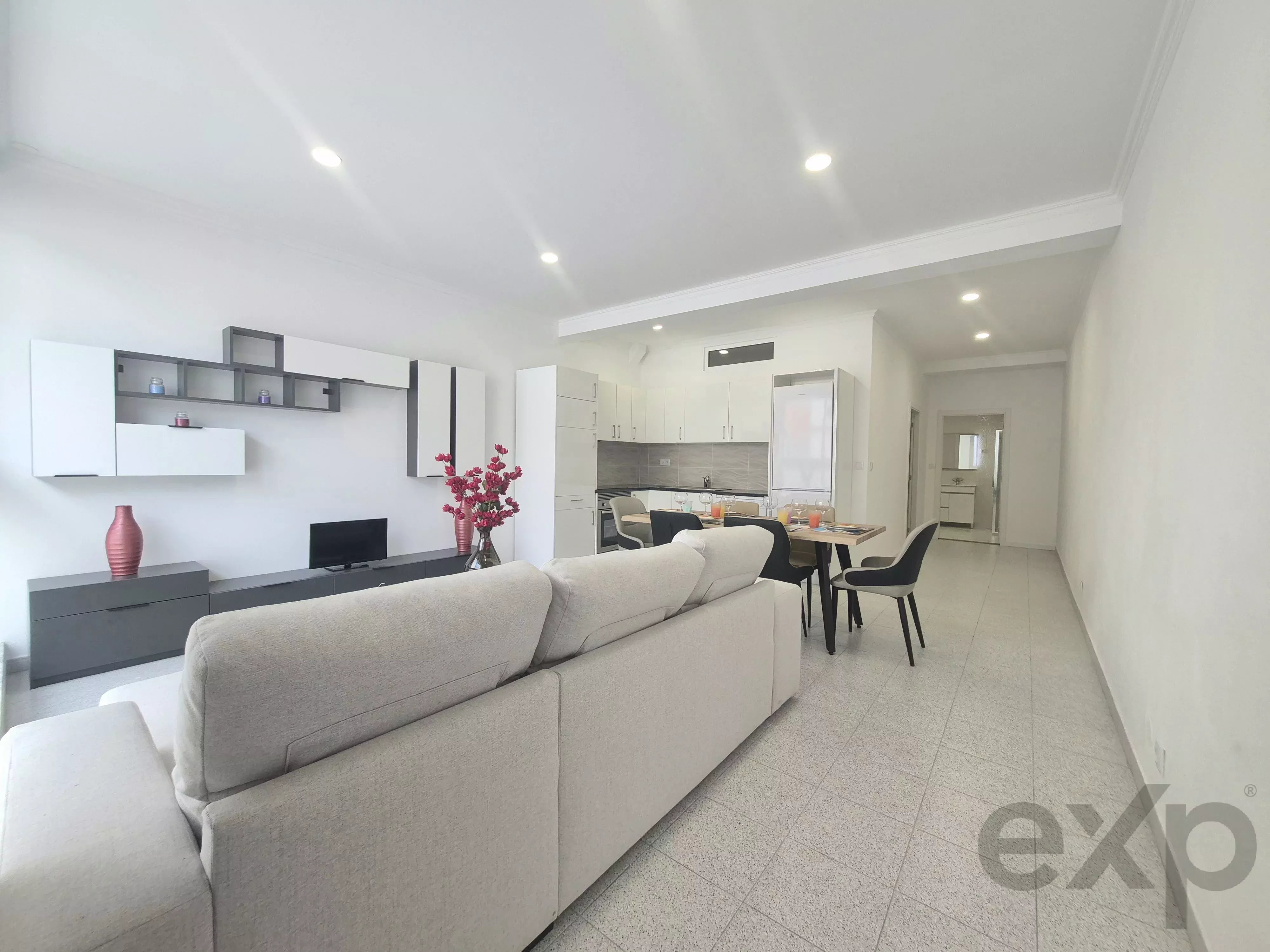 Grande Apartamento T0+1 renovado, mobilado. 86779072 image 3