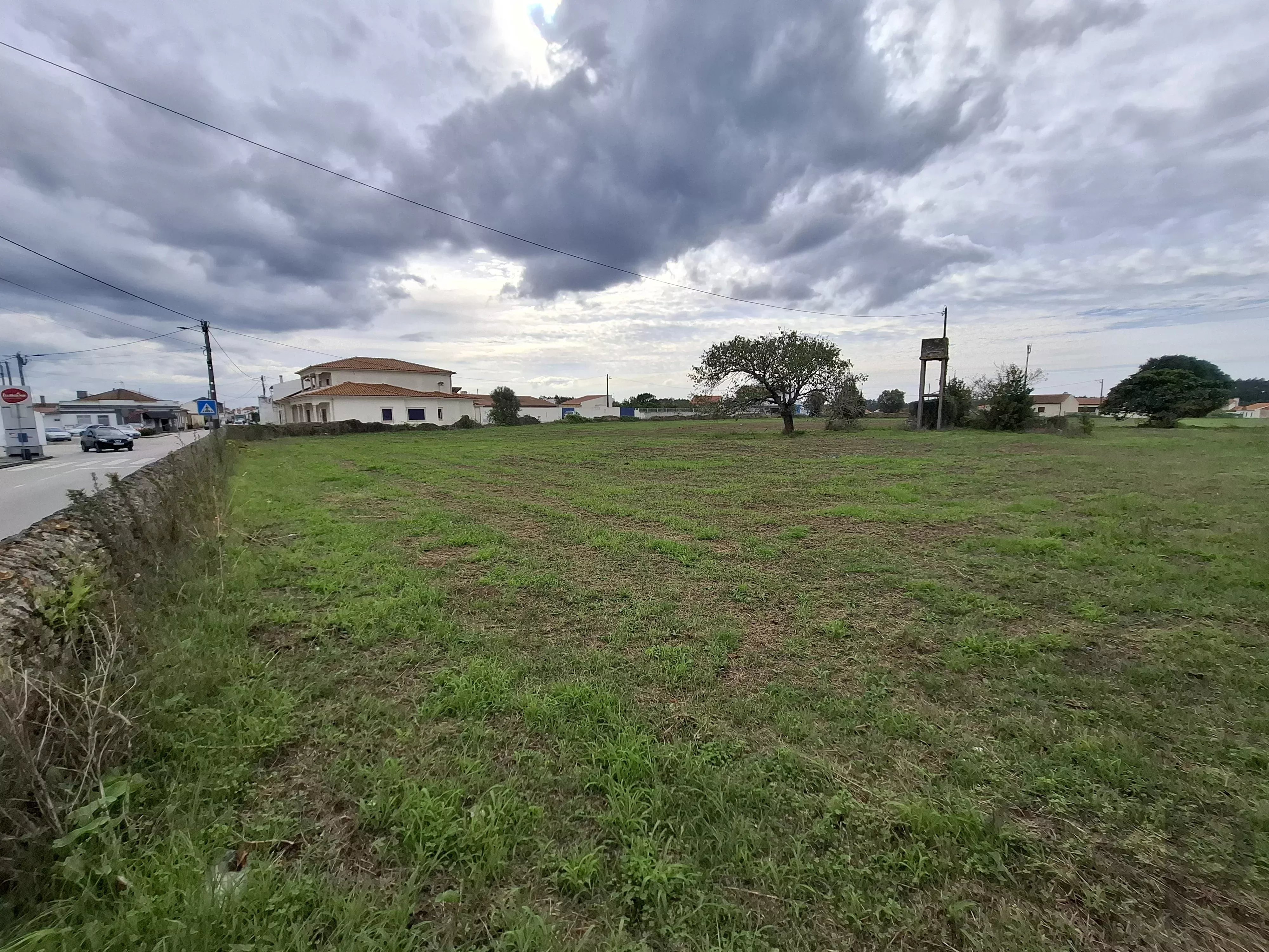 Terreno de 8.300 m² no centro da Marinha das Ondas