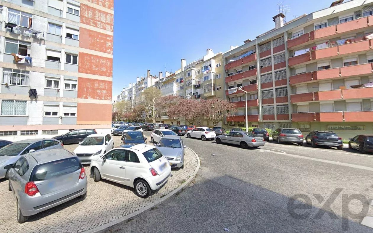 Renovated 3‑bedroom apartment in Benfica with lift 86826890 image 1