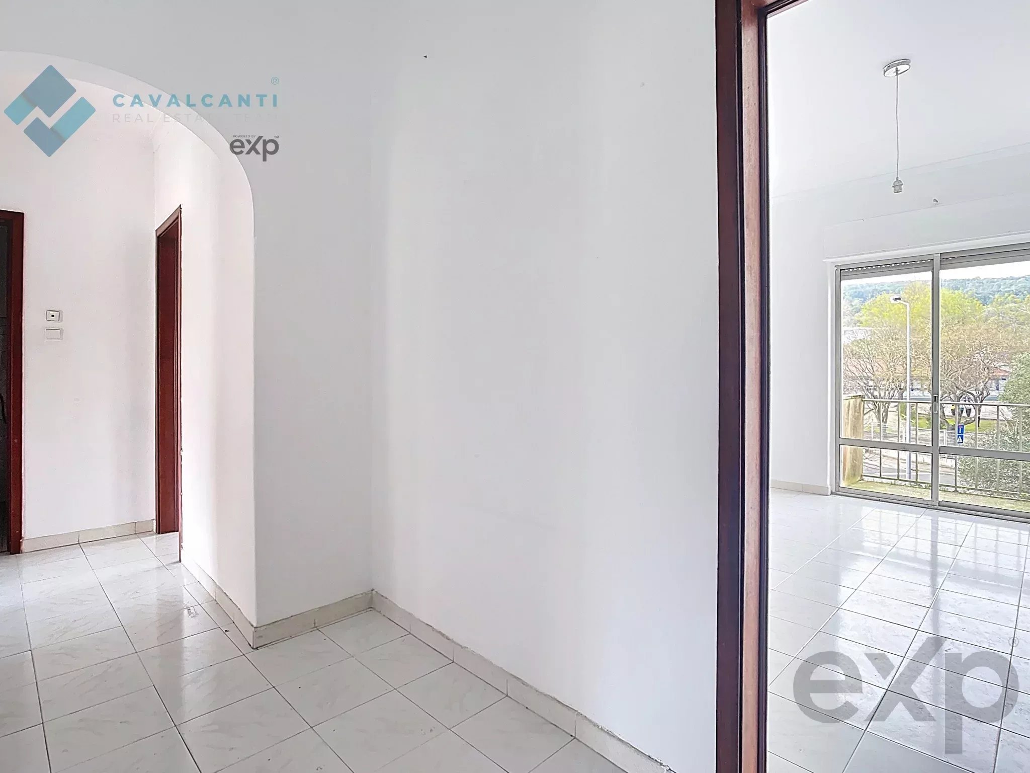 Three‑bedroom apartment for refurbishment in the heart of Carnaxide 86827812 image 1