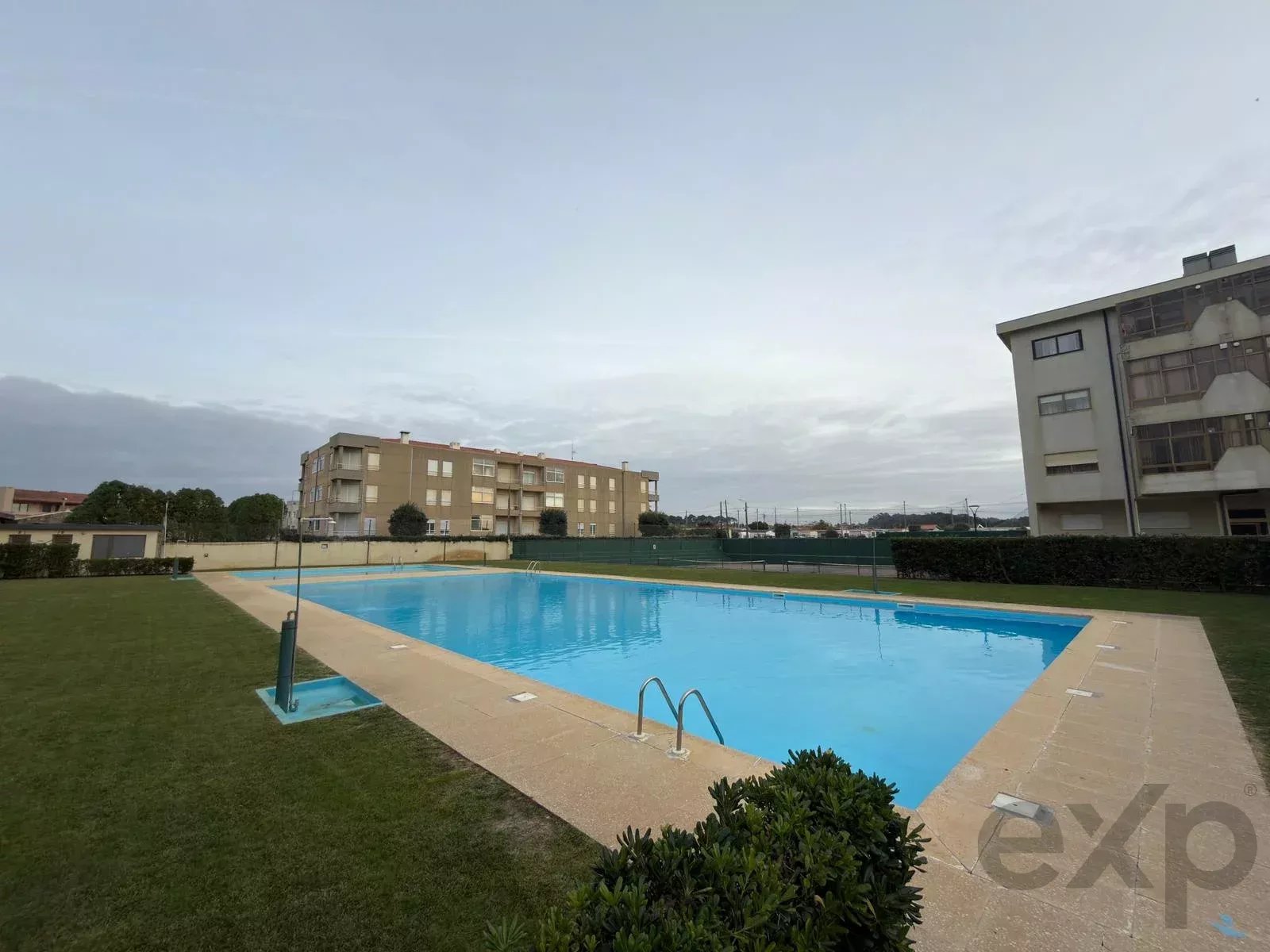 T2+1 totalmente mobilado em frente à praia de Azurara – Piscina, ténis