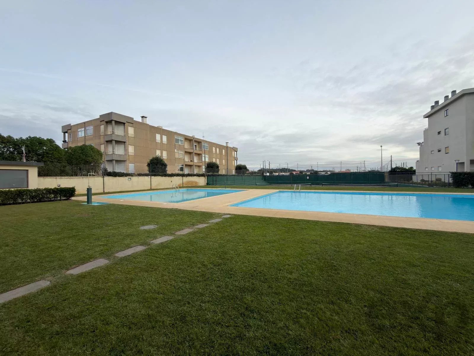 T2+1 totalmente mobilado em frente à praia de Azurara – Piscina, ténis