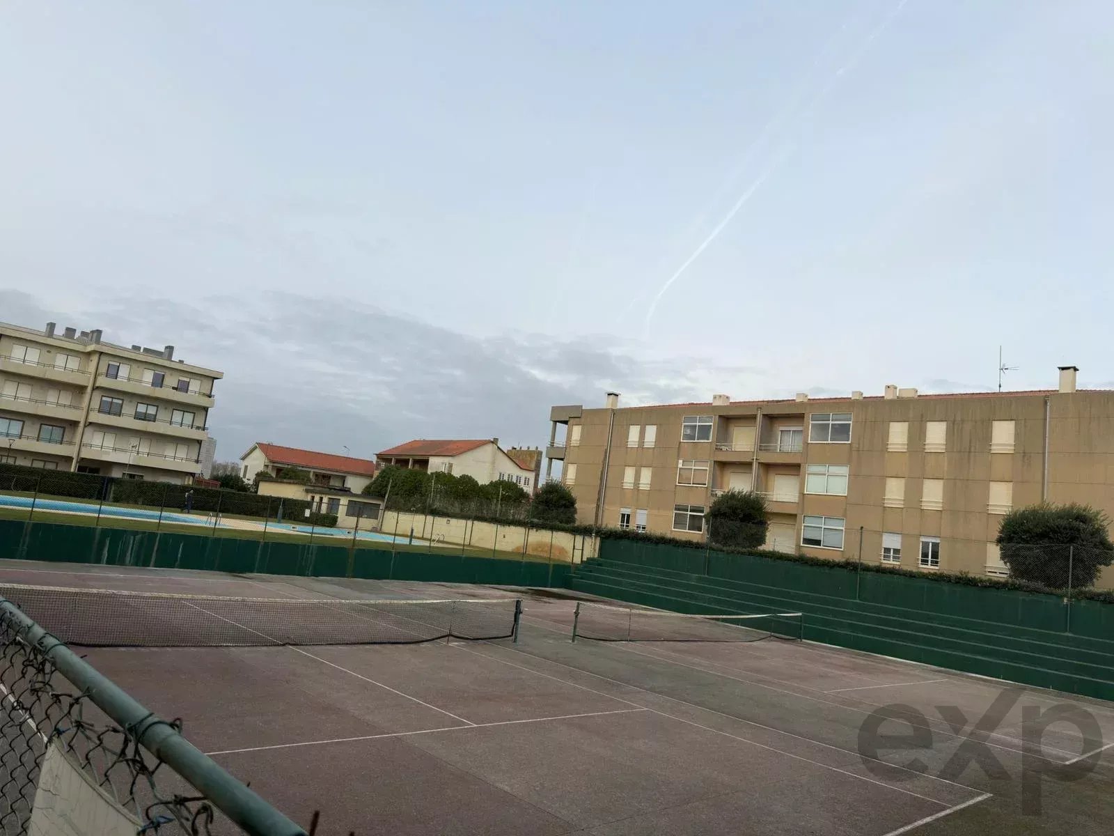 T2+1 totalmente mobilado em frente à praia de Azurara – Piscina, ténis