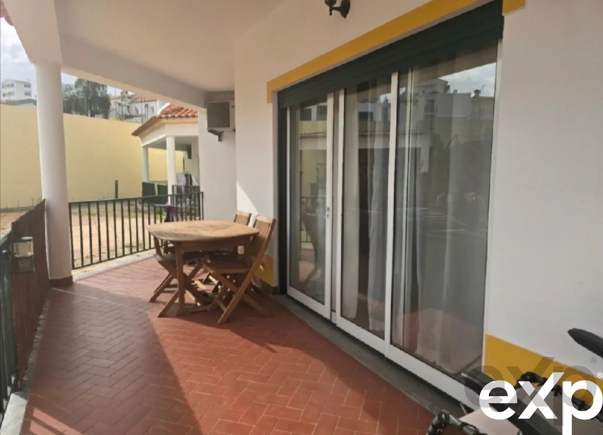 Andar de Moradia Rés-Chão em condomínio fechado com piscina