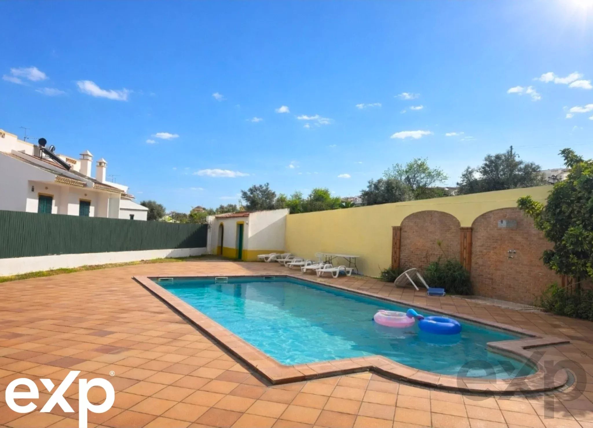 Andar de Moradia Rés-Chão em condomínio fechado com piscina