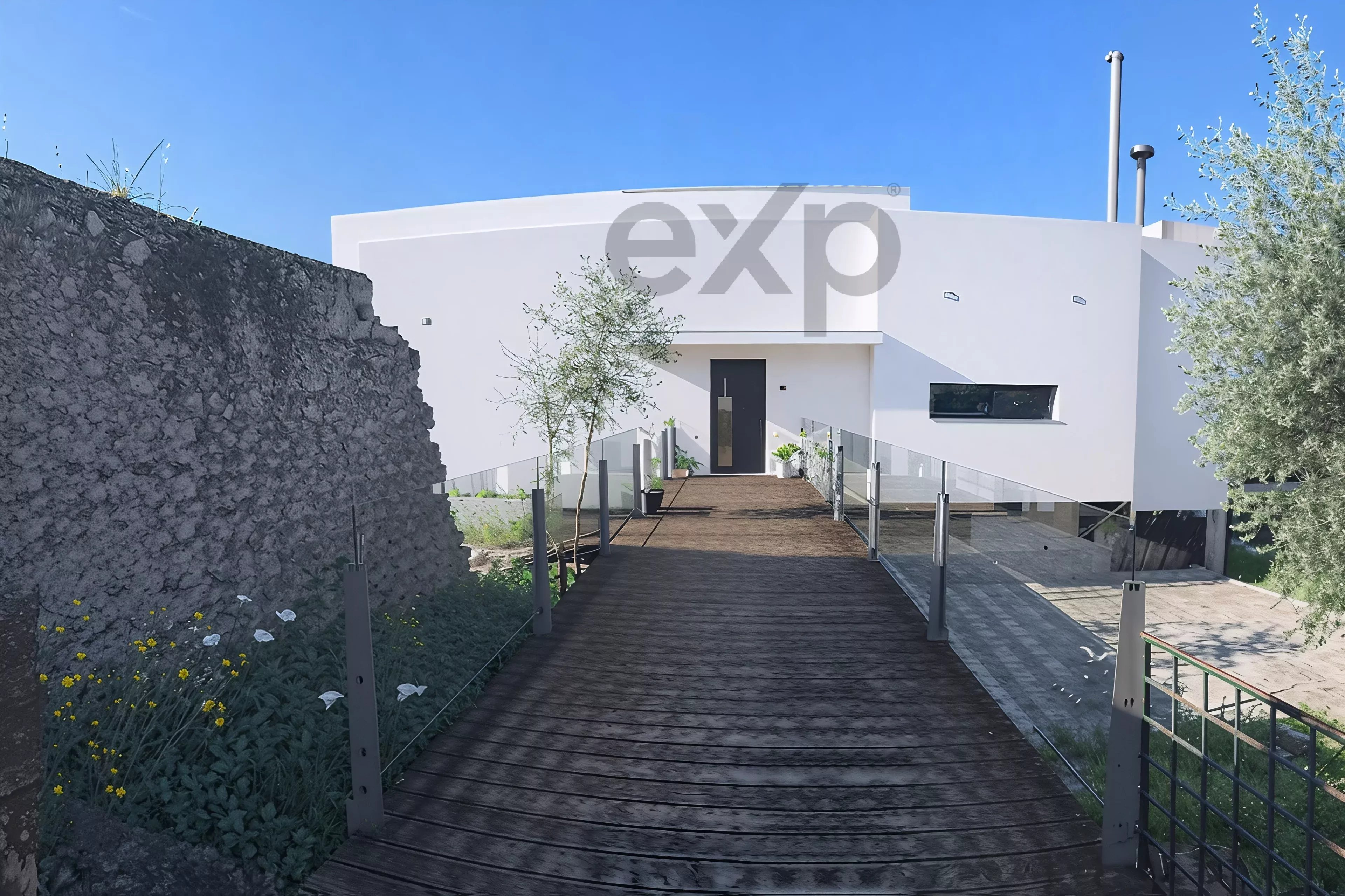Moradia T5 - duas habitações independentes, piscina, terreno de 2.565 m² e licença de Alojamento Local