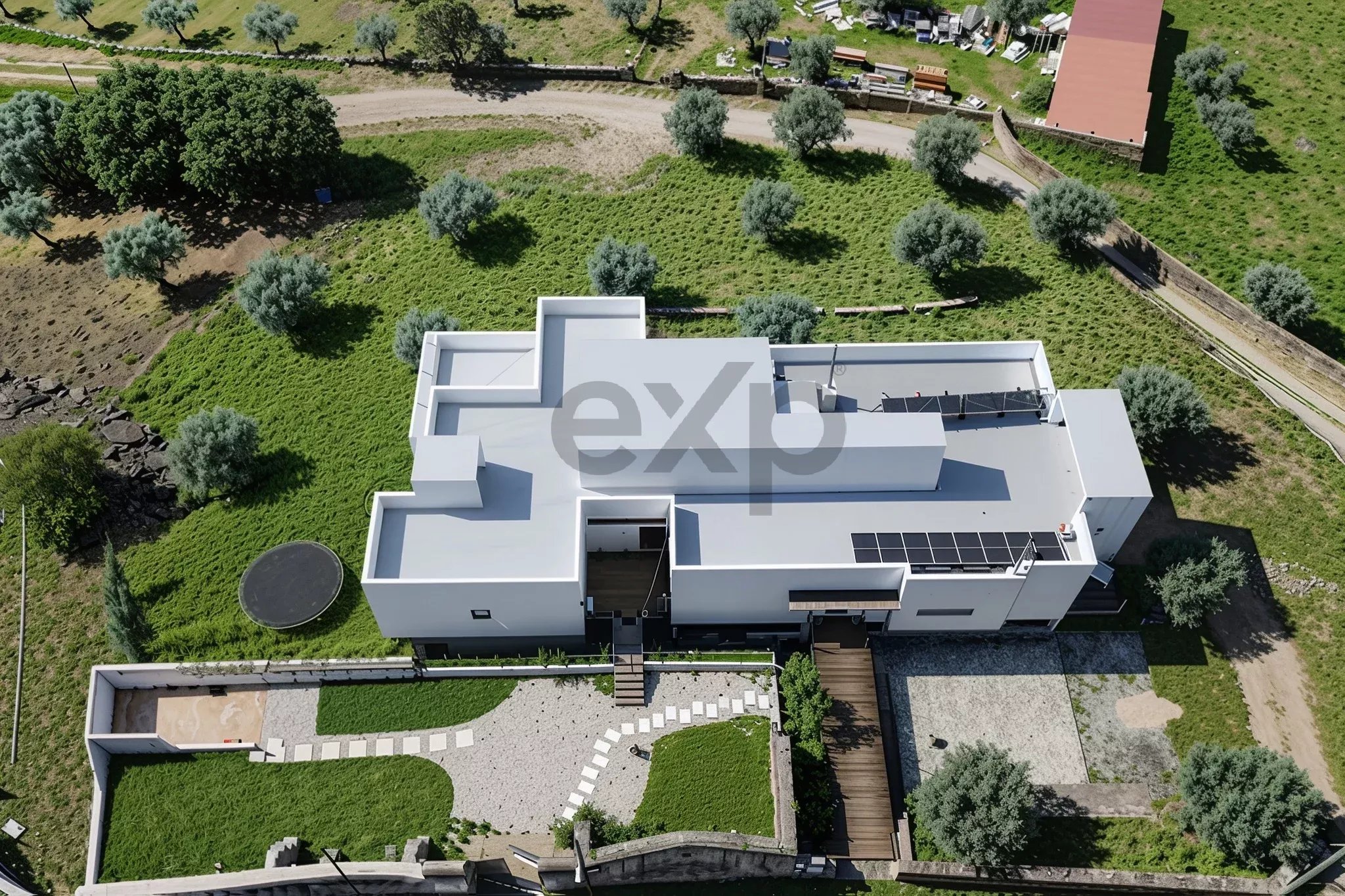 Moradia T5 - duas habitações independentes, piscina, terreno de 2.565 m² e licença de Alojamento Local