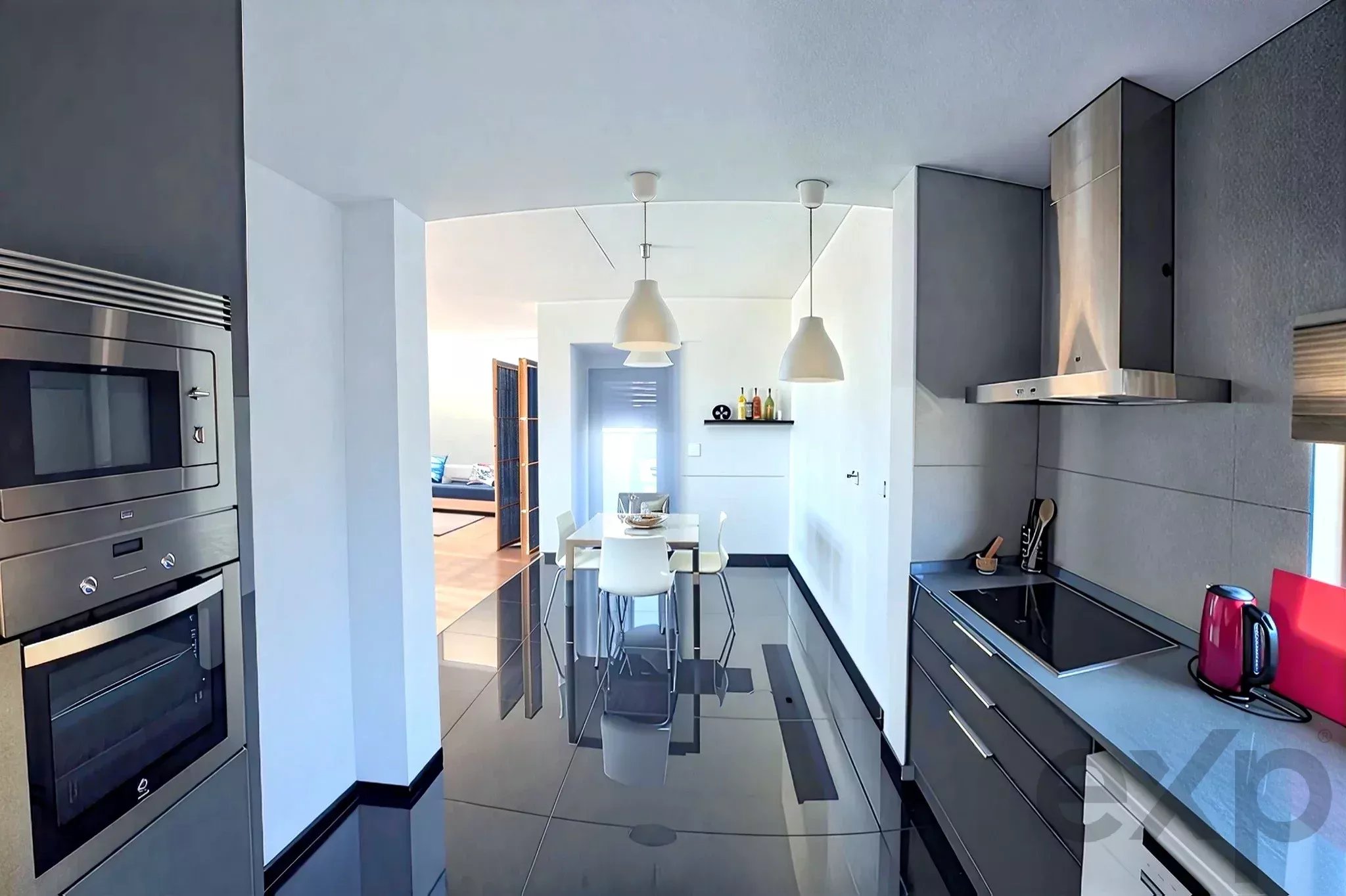 Moradia T5 - duas habitações independentes, piscina, terreno de 2.565 m² e licença de Alojamento Local