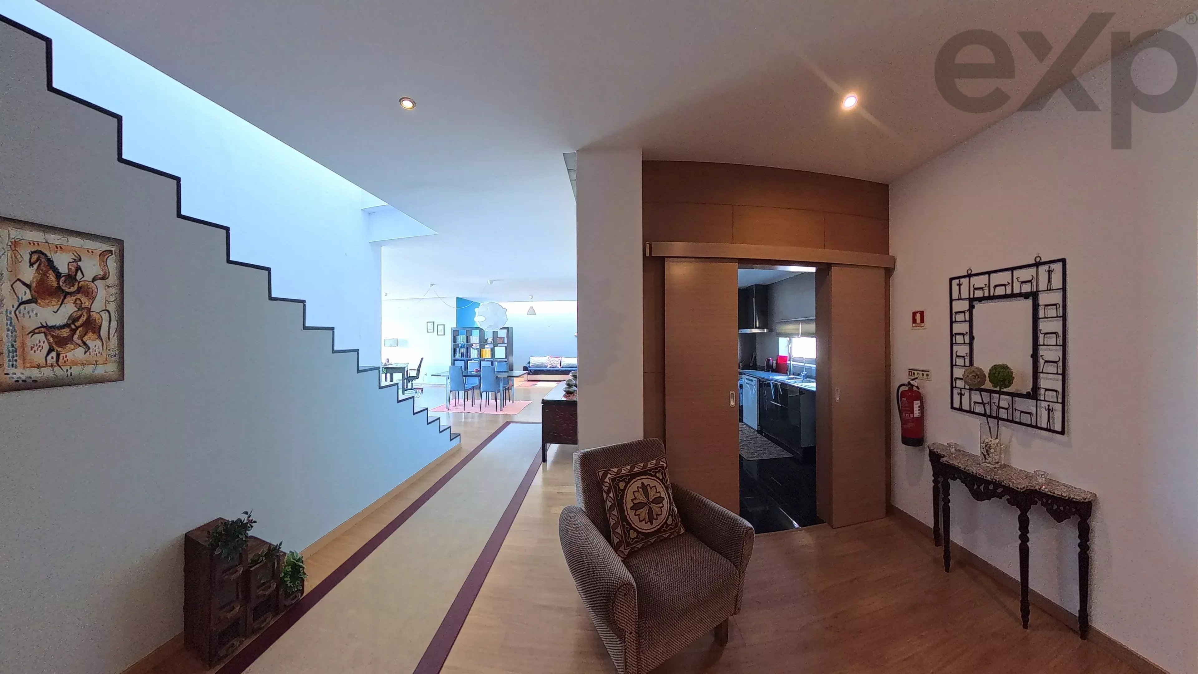 Moradia T5 - duas habitações independentes, piscina, terreno de 2.565 m² e licença de Alojamento Local