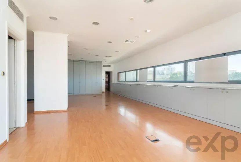 Spacious office with dedicated parking spaces 86883564 image 8