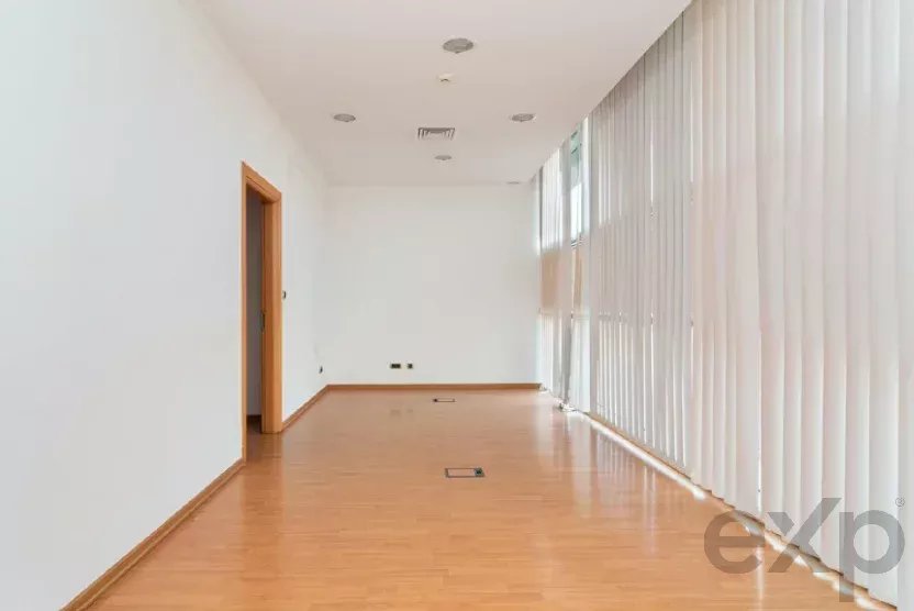 Spacious office with dedicated parking spaces 86883564 image 16