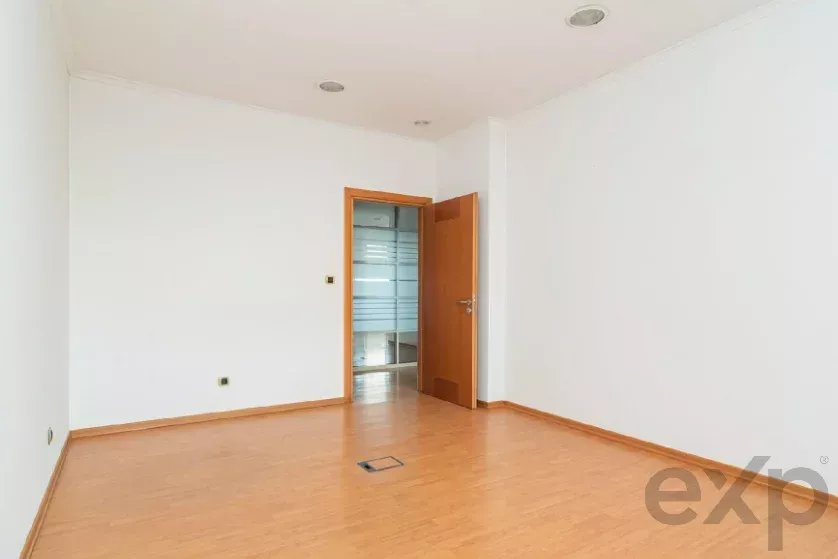 Spacious office with dedicated parking spaces 86883564 image 17