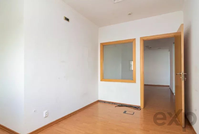 Spacious office with dedicated parking spaces 86883564 image 11