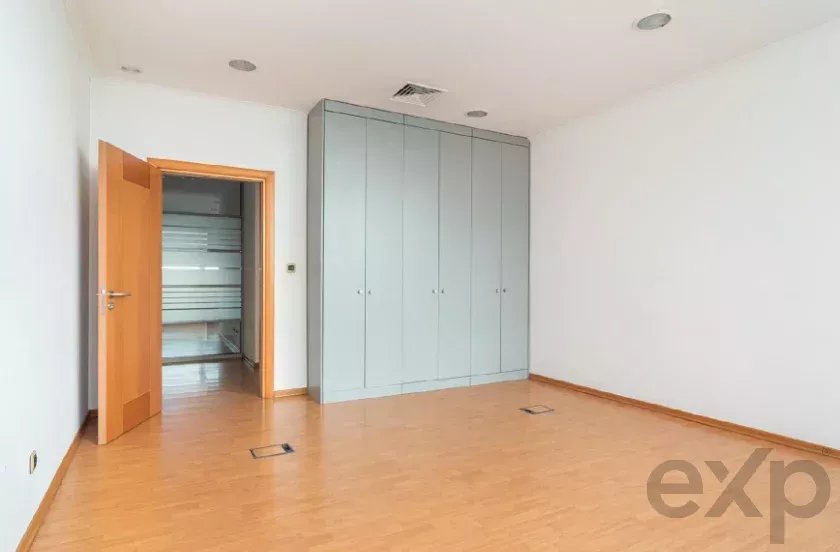 Spacious office with dedicated parking spaces 86883564 image 12