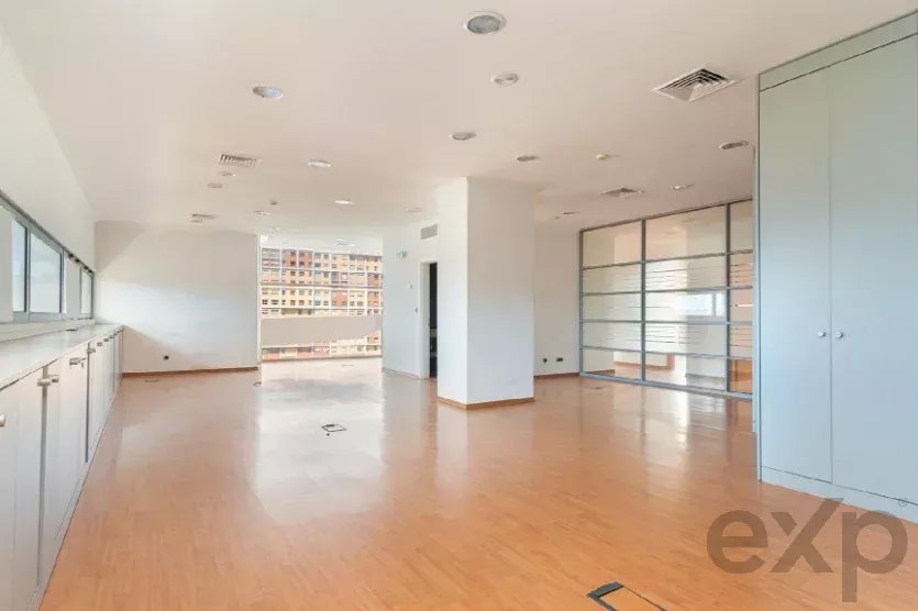 Spacious office with dedicated parking spaces 86883564 image 4