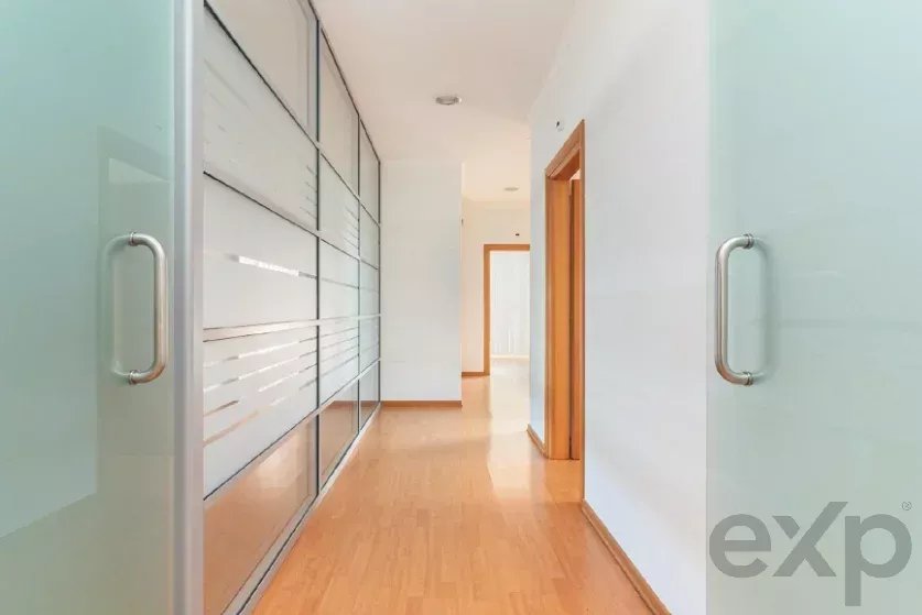 Spacious office with dedicated parking spaces 86883564 image 3