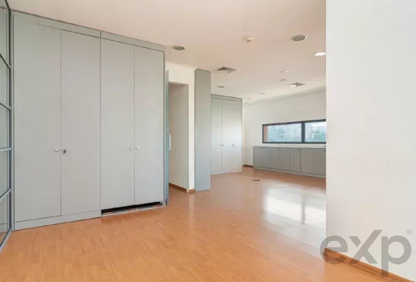 Spacious office with dedicated parking spaces 86883564 image 10