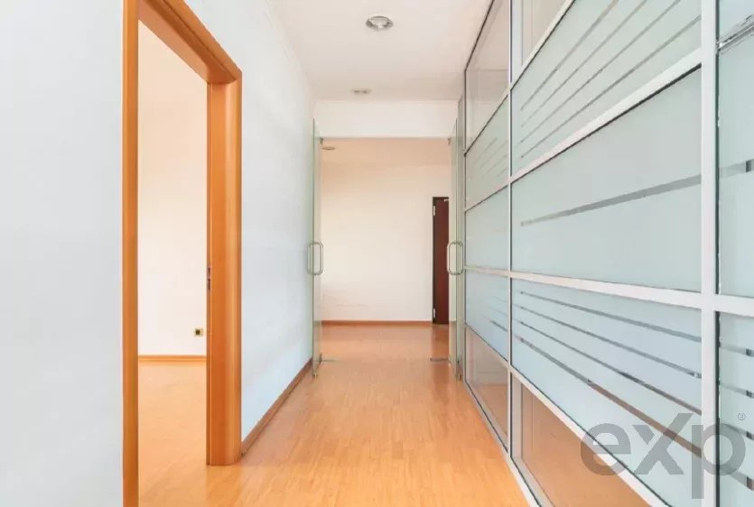Spacious office with dedicated parking spaces 86883564 image 5